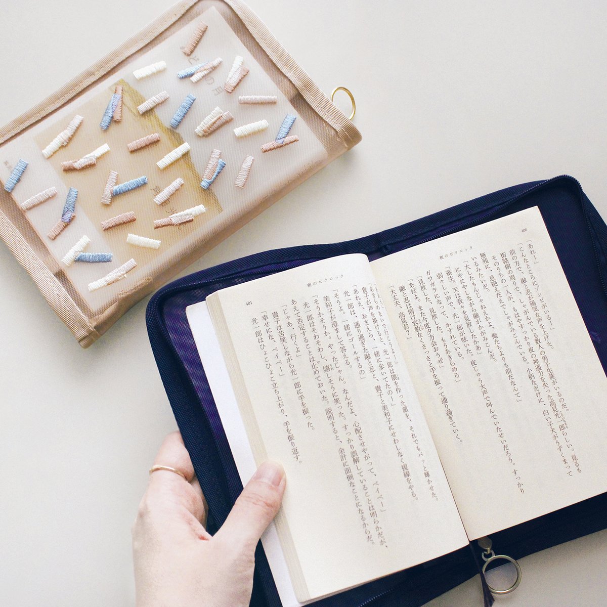 透け感のあるメッシュ生地にゴージャスな刺繍をあしらったシリーズ「SUVANTO/スヴァント」が好評発売中です✨
バッグインバッグ、ミニポーチ、ブックカバーの3種類。
持ち歩くだけで気持ちが華やぎそうなデザインです🎵
item.rakuten.co.jp/elcommun/elco-…
item.rakuten.co.jp/elcommun/elco-…
item.rakuten.co.jp/elcommun/elco-…