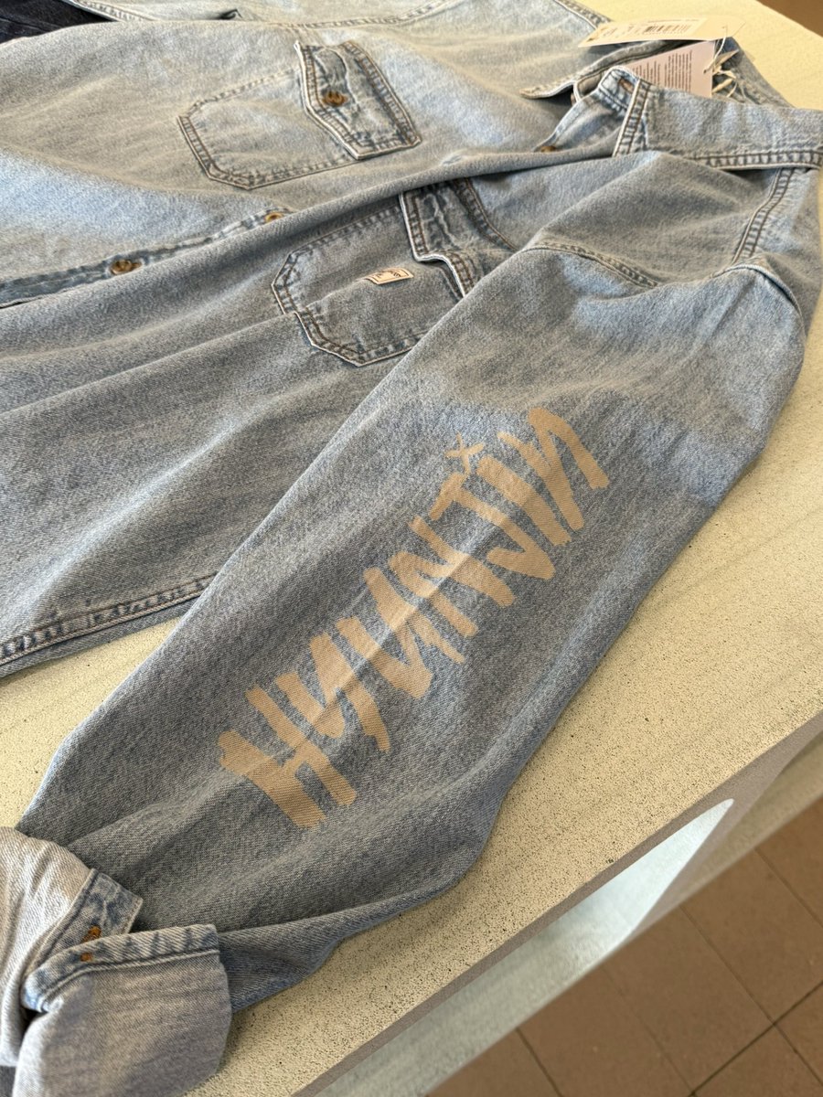 hyuna_0307's tweet image. わーい💞
店員さんみんな優しくて、刻印の場所もめっちゃ丁寧に決めてくれた🙏🏻✨
まだこれからもアイテム増えるみたいだからちょこちょこ行こっと🥟
てかこのトート参戦バッグにちょうど良すぎるサイズで天才！
#GUESSxHYUNJIN #guess