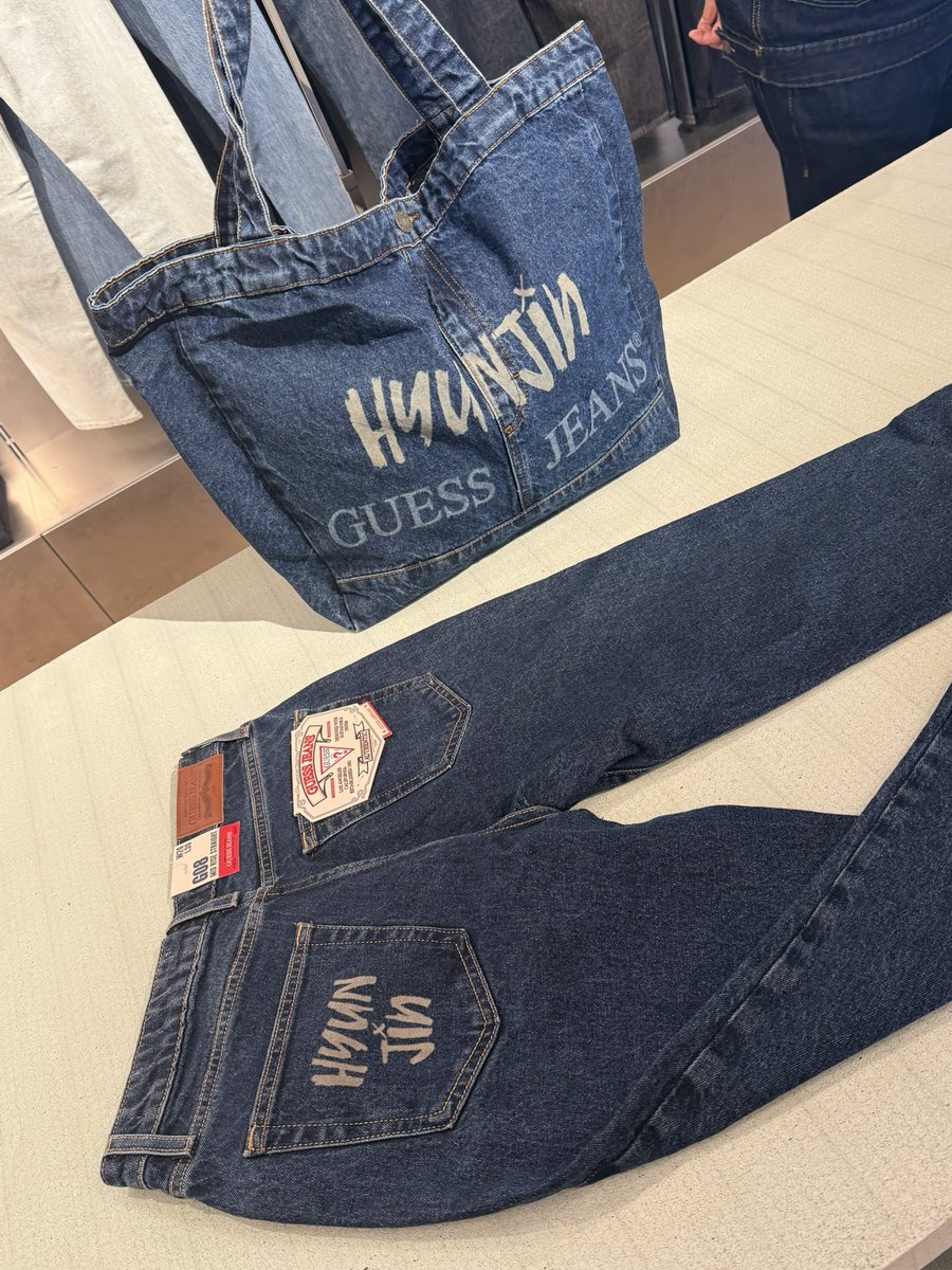 hyuna_0307's tweet image. わーい💞
店員さんみんな優しくて、刻印の場所もめっちゃ丁寧に決めてくれた🙏🏻✨
まだこれからもアイテム増えるみたいだからちょこちょこ行こっと🥟
てかこのトート参戦バッグにちょうど良すぎるサイズで天才！
#GUESSxHYUNJIN #guess