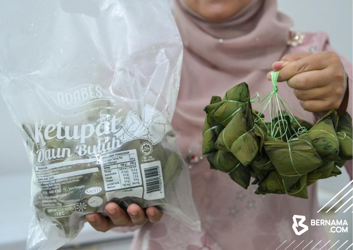 bernamadotcom's tweet photo. ππππππππππ πππππππ ππππ πππππ πππππππππ πππππππππ πππππππ
#Pendang Permintaan terhadap ketupat daun buluh, hidangan tradisi yang sering dikaitkan dengan warisan masyarakat Siam dan Cina di Kedah, meningkat sepanjang Ramadan ini, dengan tempahan mencecah kira-kira 16,000 biji atau 1,000 kilogram (kg).
Pengusaha ketupat daun buluh, Sarah Hussain, 43, dari Kampung Bukit Murai berkata dia mula mengusahakan makanan tradisional itu sejak 2017 selepas mewarisi resipi dan cara pembuatannya daripada ibu serta kakaknya.