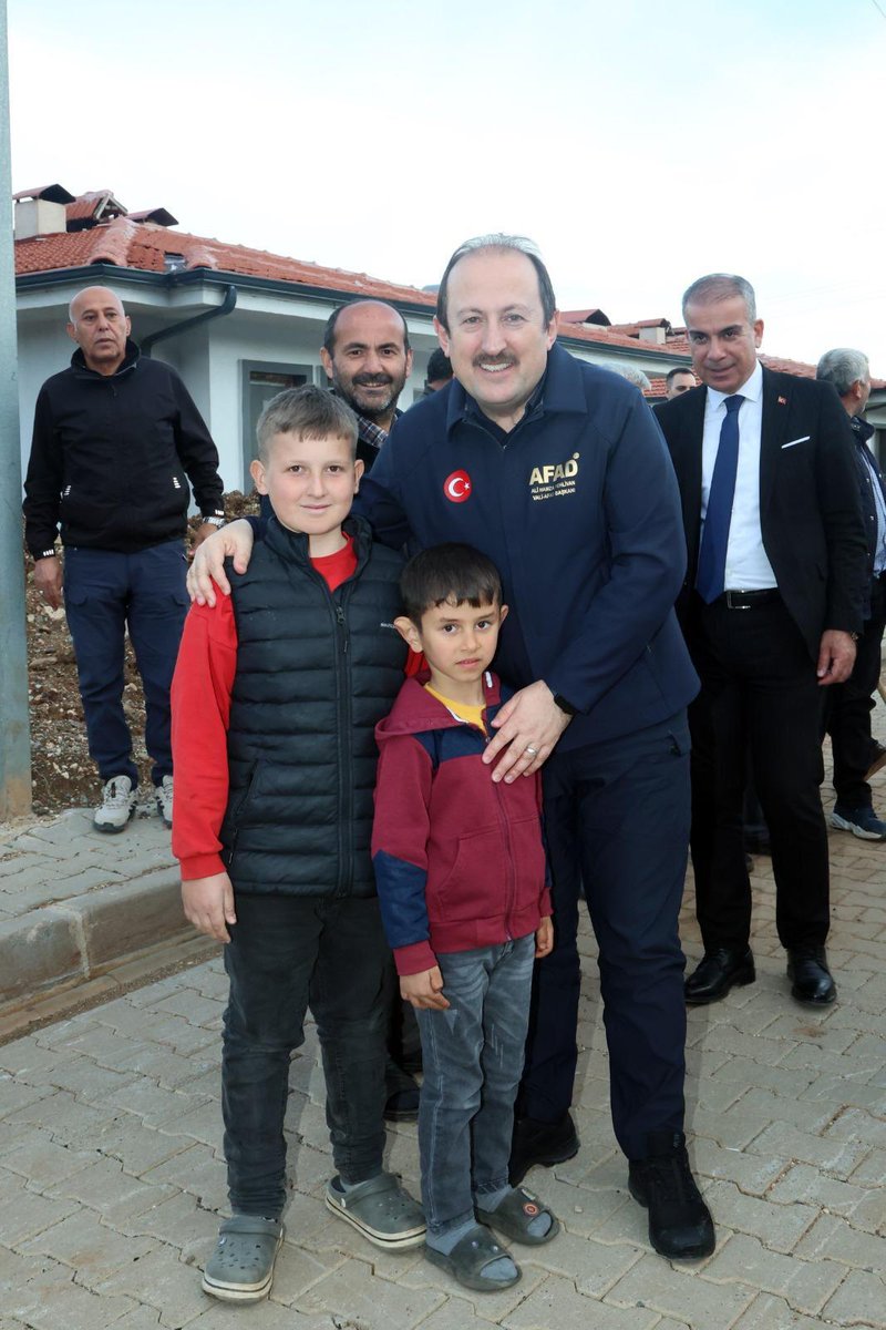 AFADBaskanlik's tweet photo. AFAD Başkanımız Vali Ali Hamza Pehlivan Kırıkhan İlçesinde kırsal Mahalleri ziyaret etti, yapımı tamamlanan ve hak sahiplerine teslim edilmiş olan köy evlerinde vatandaşlarımızla bir araya geldi.
📍Hatay
📍Kırıkhan

AFAD Başkanımız Vali Pehlivan, Hatay ilimize gerçekleştirdiği program kapsamında, Saylak, Balarmudu ve Bektaşlı Mahallerini ziyaret etti, yapımı tamamlanan ve hak sahiplerine teslim edilmiş olan köy evlerine yerleşen vatandaşlarımızla bir araya geldi, yeni yuvalarının hayırlı olmasını diledi, Ramazan-ı Şeriflerini tebrik etti.

Ziyarete, Kırıkhan Kaymakamı Ayhan Akpay, Belediye Başkanı Ömer Erdal Çelik, AFAD Barınma ve Yapım İşleri Genel Müdürü Nehar Poçan ve ilgili kurum kuruluşların temsilcileri de iştirak etti.

🏡 Bölge mimarisi de dikkate alınarak inşa edilen yeni yuvaları saygıdeğer vatandaşlarımıza hayırlı uğurlu olsun.

#AFAD 🇹🇷