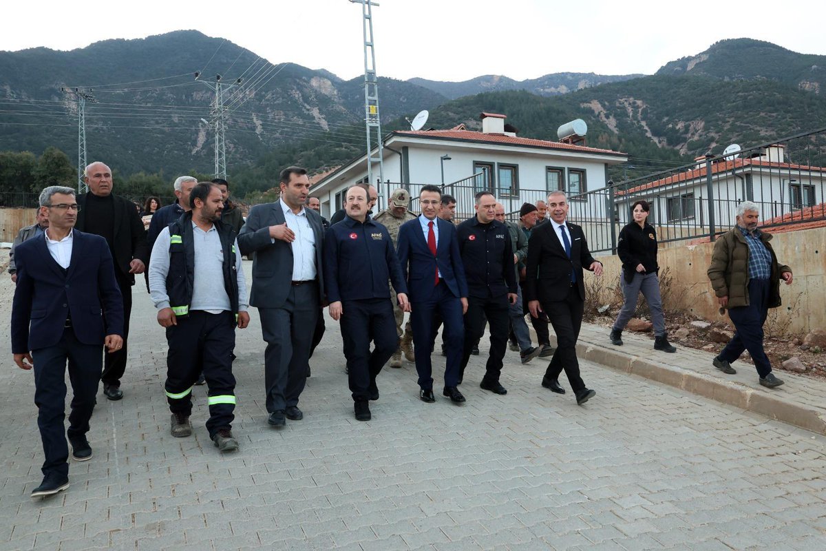 AFADBaskanlik's tweet photo. AFAD Başkanımız Vali Ali Hamza Pehlivan Kırıkhan İlçesinde kırsal Mahalleri ziyaret etti, yapımı tamamlanan ve hak sahiplerine teslim edilmiş olan köy evlerinde vatandaşlarımızla bir araya geldi.
📍Hatay
📍Kırıkhan

AFAD Başkanımız Vali Pehlivan, Hatay ilimize gerçekleştirdiği program kapsamında, Saylak, Balarmudu ve Bektaşlı Mahallerini ziyaret etti, yapımı tamamlanan ve hak sahiplerine teslim edilmiş olan köy evlerine yerleşen vatandaşlarımızla bir araya geldi, yeni yuvalarının hayırlı olmasını diledi, Ramazan-ı Şeriflerini tebrik etti.

Ziyarete, Kırıkhan Kaymakamı Ayhan Akpay, Belediye Başkanı Ömer Erdal Çelik, AFAD Barınma ve Yapım İşleri Genel Müdürü Nehar Poçan ve ilgili kurum kuruluşların temsilcileri de iştirak etti.

🏡 Bölge mimarisi de dikkate alınarak inşa edilen yeni yuvaları saygıdeğer vatandaşlarımıza hayırlı uğurlu olsun.

#AFAD 🇹🇷