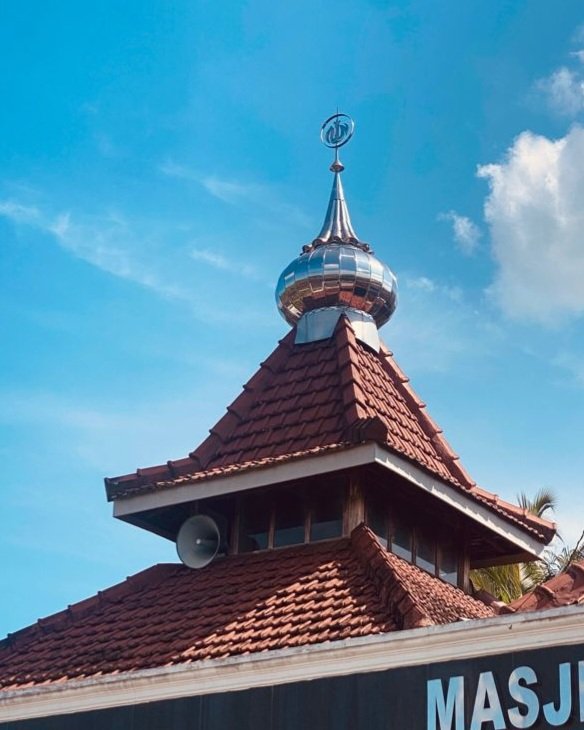 Kata-kata hari ini :

Ya Tuhan,apakah ini pertanda bahwa imanku sudah TEBAL.Akhir-akhir ini aku sangat merindukan adzan maghrib.