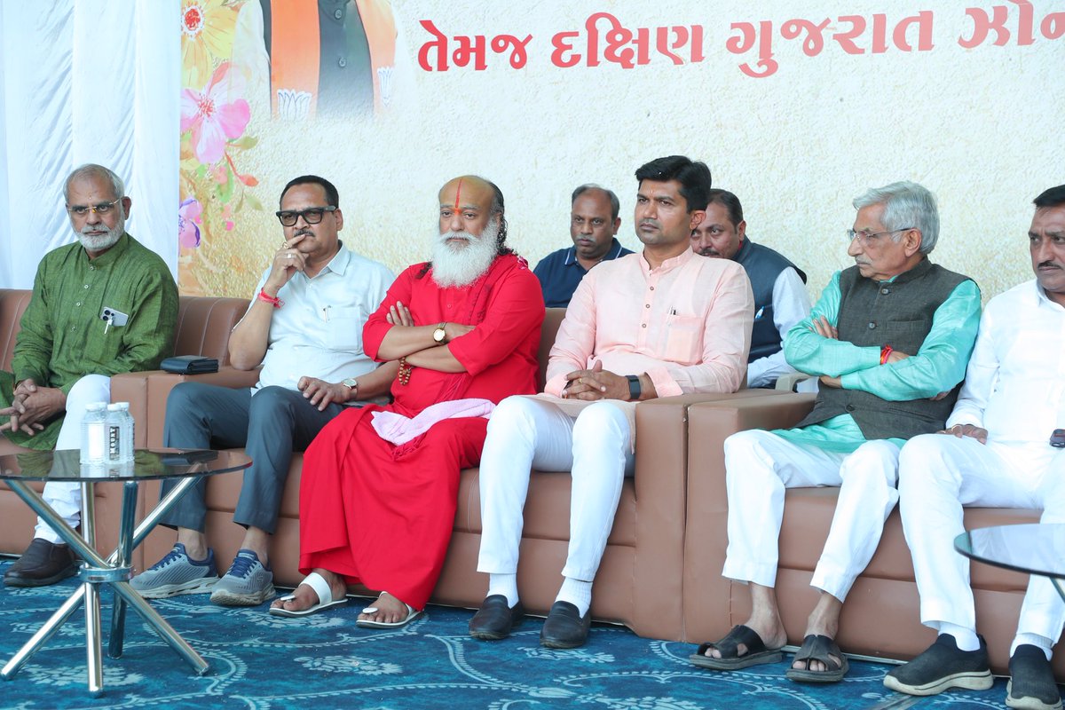 DrPrashantkorat's tweet photo. અંકલેશ્વર નોટિફાઇડ ખાતે ભરૂચ જિલ્લા ના વિવિધ ઉદ્યોગિક સંગઠનો અને સામાજિક સંગઠનો દ્વારા ભવ્ય અભિવાદન  સમારોહનું આયોજન કરવામાં આવ્યું જેમાં ઉપસ્થિત રહી સૌના આશીર્વાદ પ્રાપ્ત કર્યા.

સાથે જ વિવિધ ક્ષેત્રના મહાનુભાવો અને અગ્રણીઓ સાથે મુલાકાત કરી. આ ઉષ્માભર્યા સત્કાર અને અવિરત પ્રેમ બદલ આપ સૌનો હૃદયપૂર્વક આભાર.