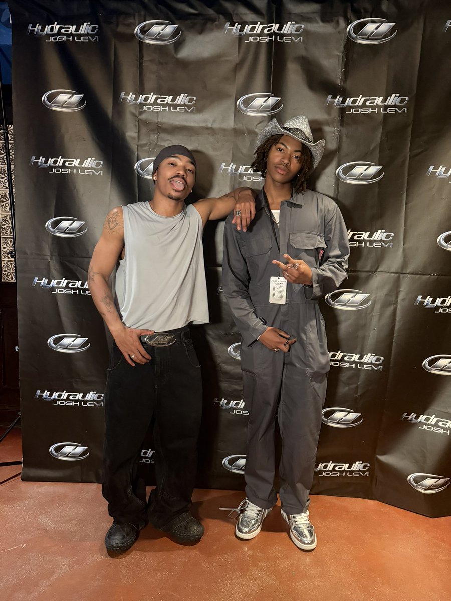 brokehoodrat's tweet photo. JOSH LEVI WAS MET https://t.co/Q3199BC8qa