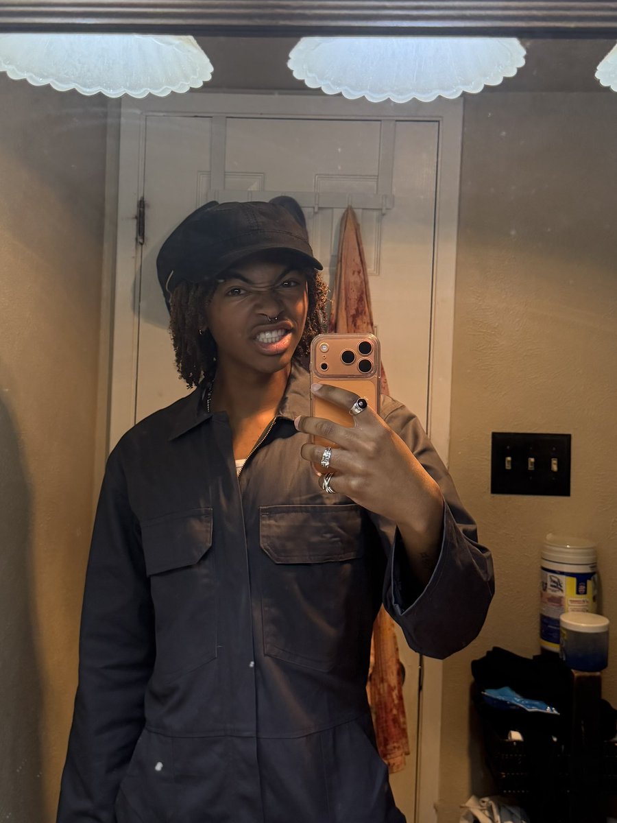brokehoodrat's tweet photo. JOSH LEVI WAS MET https://t.co/Q3199BC8qa