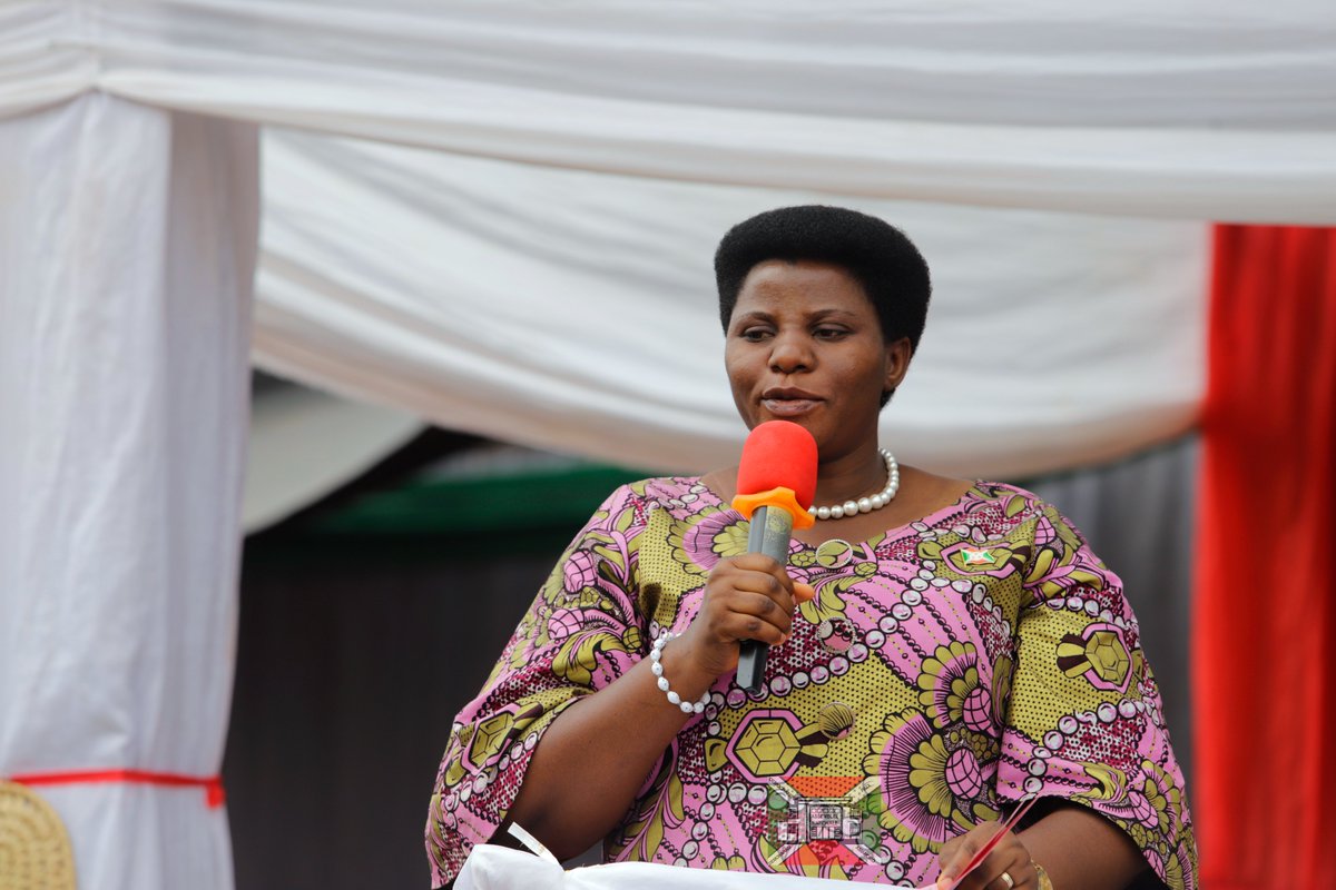 nshingamateka's tweet image. 1/2 #Burundi Dans la continuité des descentes organisées au sein des différentes zones de la commune #Muyinga dans le cadre des vacances parlementaires de mars 2026, les parlementaires élus à @BuhumuzaProvinc conduits par le Deuxième Vice-président de l'@nshingamateka l'Honorable