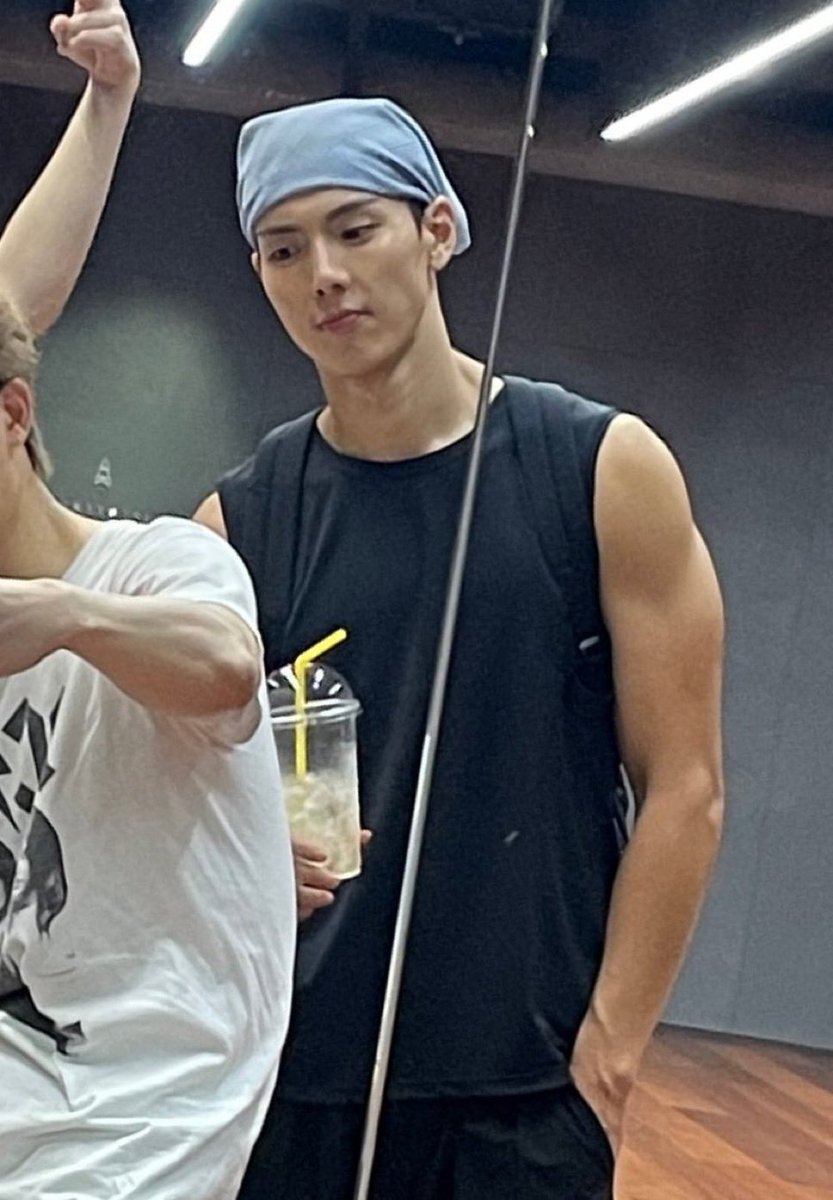 SH0WNU's tweet photo. Kelar ngegym sange karena abis leg day, ngeliat anak lagi asik ngegame sambil shirtless ngangkang gitu nyisain celana pendek bikin kontol makin gak bisa nahan konak pengen ngelecehin. https://t.co/IFs7EtoopI