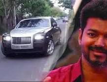VanniTamizhVCK's tweet photo. நடிகர் @actorvijay அவர்களின்
ஊழல் பட்டியல் 3
…..,……………………………………
யோக்கியன் வரான் சொம்ப எடுத்து உள்ள வை என்னும் கதையாக 
#தவெக தலைவரும் நடிகருமான விஜய் ஊழலற்ற ஆட்சி குறித்து பிதற்றுகிறார்.
ஆனால்,அரசுக்கு கட்ட வேண்டிய வரியை கட்டாமல் ஏமாற்றுவதும்
ஒரு வகையில் ஊழல் தான்.
ஏற்கனவே நடிகர் விஜய் செய்த இரு மோசடித்தனத்தை அம்பலப்படுத்தினோம்.
இதோ மூன்றாவது மோசடி.

கோடிகளை விட்டுவிட்டு வந்ததாக சொல்லும் அந்த விஜய், அந்த கோடிகளுக்கு உரிய வரியை நேர்மையோடு கட்டினாரா என்பதை பார்ப்போம்..

ரோல்ஸ் ராய்ஸ் சொகுசு கார் வழக்கு:

இங்கிலாந்து நாட்டிலிருந்து ரோல்ஸ் ராய்ஸ் கோஸ்ட் (Rolls Royce Ghost) சொகுசு காரை இறக்குமதி செய்கிறார் நடிகர் விஜய். அந்த வாகனத்துக்கு இறக்குமதி வரியை செலுத்துவிட்டு பதிவு செய்ய கோருகிறார். ஆனால் நுழைவு வரியும் விதிக்கப்படுகிறது. இதனை எதிர்த்து நடிகர் விஜய் சென்னை உயர்நீதிமன்றத்தில் 16.7.2012 அன்று வழக்கு (WP-18385/2012) தொடர்ந்தார்.

சுமார் 9 ஆண்டுகள் நிலுவையில் இருந்த இந்த வழக்கில், 8.7.2021ல் தனி நீதிபதி எஸ்.எம்.சுப்ரமணியம் அளித்த தீர்ப்பில், 2012ஆம் ஆண்டு விதிக்கப்பட்ட நுழைவு வரி சரி தான் என்றும், அதனை உடனே கட்டும்படியும் உத்தரவிட்டார். 11 பக்கங்கள் கொண்ட அந்த தீர்ப்பில் நீதிபதி சுப்ரமணியம் பதிவு செய்துள்ள கருத்துகளை பத்திவாரியாக..

3 - மனுதாரர் விஜய் தனது மனுவில் அவரது தொழிலைப் பற்றி எங்குமே குறிப்பிடாதது ஆச்சர்யமளிக்கிறது. மனுவில் இந்த தரவு எதுவும் இல்லை.
4 - புகழ் பெற்ற திரைப்பட நடிகரான மனுதாரர், அவருக்கான வரியை உரிய நேரத்தில் சரியாக செலுத்த வேண்டும் என்று எதிர்ப்பார்க்கப்படுகிறார்
7 - மிகப்பெரிய ரசிகர் பட்டாளத்தை கொண்டுள்ள நடிகரை அவர்கள் ‘ரியல் ஹீரோ’ என கருதுகின்றனர். அதனால் ‘ரீல் ஹீரோ’ போல செயல்பட கூடாது. வரி ஏய்ப்பு என்பது தேசவிரோத, சட்டவிரோத செயல்பாடாக கருதப்பட வேண்டும்
8 - சமூக நீதியையும், ஊழல் எதிர்ப்பையும் தங்கள் படங்களில் காட்டுபவர்கள், சட்டத்துக்கு புறம்பாக வரி ஏய்ப்பில் ஈடுபடுகின்றனர்
9 - இத்தகைய உயர்நிலையில் உள்ளவர்கள் நிஜ ஹீரோக்களாக வரியை செலுத்தினால் தான் அரசியலமைப்பு சொல்லும் சமூக நீதியை வென்றெடுக்க முடியும். நுழைவு வரியை செலுத்த மறுத்து, 9 ஆண்டுகள் வழக்கை நடத்துவதை பாராட்ட முடியாது
10 - சட்டப்பூர்வமாக சாமானிய மக்கள் செயல்பட வேண்டும் எதிர்பார்க்கப்படும் சமூகத்தில், பணக்காரர்கள் வரி செலுத்த மறுத்தால் அரசியலமைப்பின் நோக்கத்தை அடைய முடியாது
11 - தனது லட்சக்கணக்கான ரசிகர்கள் காசு கொடுத்து பார்த்த பணத்திலிருந்து சொகுசு காரை வாங்கி, அதற்கு நுழைவு வரி கட்ட மறுப்பதை ஏற்க முடியாது. இந்த நாட்டின் உயர்ந்த மனிதர்கள் தங்களிடமுள்ள பணம், ஏழைகளின் ரத்தத்தினால் தான் சேருகிறதேயொழிய வானத்திலிருந்து பொழிவதில்லை என்பதை உணர வேண்டும்
14 - 2012ஆம் ஆண்டு விதிக்கப்பட்ட நுழைவு வரியை மனுதாரர் 2 வார காலத்திற்குள் செலுத்த வேண்டும்
15 - முதலைமைச்சரின் கோவிட் நிவாரண நிதிக்கு மனுதாரர் விஜய் ரூ.1 லட்சத்தை அபராதமாக செலுத்த உத்தரவிடுகிறேன்

தீர்ப்பில் தனி நீதிபதி தெரிவித்த கருத்துகளை நீக்கும்படி, விஜய் தரப்பு மேல்முறையீடு (WA-1810/2021) சென்றது. விஜய் குறித்து சொல்லப்பட்ட கருத்துகளை நீக்கி 
இரு நீதிபதிகள் புஷ்பா சத்யநாராயணா & முகமது ஷஃபிக் அமர்வு25.1.22ல் உத்தரவிட்டது. மாநிலங்கள் நுழைவு வரி விதிப்பது தொடர்பாக உச்சநீதிமன்றத்தில் பொதுவான வழக்கு நிலுவையில் இருந்ததாலேயே வரி செலுத்துவதை தவிர்த்தார் எனும் வாதத்தை நீதிமன்றம் ஏற்றது.ஆனாலும்,
வரி கட்டுவதற்கு உத்தரவிட்டதால்
வேறு வழியே இல்லாமல் கட்டி தொலைத்துள்ளார் நடிகர் விஜய்.
அதாவது, இறக்கப்பட்டுள்ள காருக்கு வரி கட்டாமலே அரசாங்கத்தை ஏமாற்றலாம் என்பது தான் விஜய்யின் நோக்கம்.
திருட்டு அம்பலமாகி மாட்டிக்கொண்டதால் வரி கட்டியுள்ளார்.
ஒரு நடிகர் என்பதை பயன்படுத்தி இத்தனை முறைகேடுகளை செய்த 
இந்த நபர் அதிகாரத்துக்கு வந்தால் எத்தனை ஊழல்கள்,முறைகேடுகள் செய்வார்?
இந்த லட்சணத்தில் யோக்கியன் வேடம் வேறு.
உண்மையான தீய சக்தி விஜய் தான்.
அவரை நம்பி போகிறவர்கள்
நிலைமை தான் பாவம்.
- வன்னி அரசு
துணைப்பொதுச்செயலாளர்
விடுதலைச் சிறுத்தைகள் கட்சி 
6.3.2026