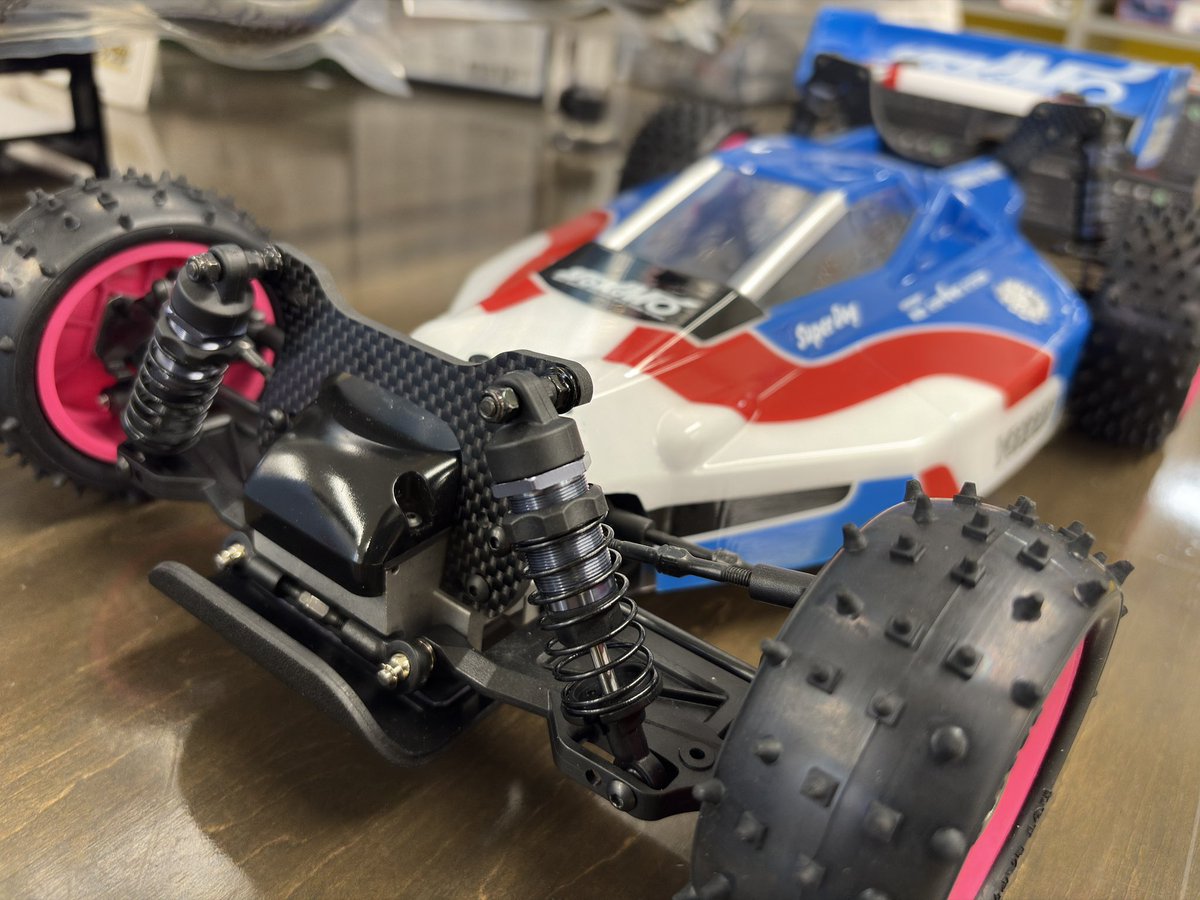 TsukubaRC's tweet photo. ショップに新発売のワークス91チームスペックを展示しています！カーボンプレートとブラックパーツで精悍な印象。パーツ単品も入荷していますので、スタンダードからの換装もOK🙆‍♀️ https://t.co/AubvSWIw93