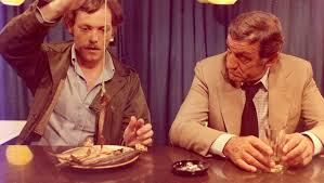 merlinpapin3's tweet photo. Ce soir sur @ParisPremiere le film #AdieuPoulet de Pierre Granier Deferre (1975) avec Lino Ventura Patrick Dewaere Victor Lanoux Pierre Tornade Claude Brosset Claude Rich Julien Guiomar Françoise Brion Michel Peyrelon

Lors d'une patrouille de nuit, en pleine campagne électorale, l'inspecteur Moitrié s'interpose courageusement dans une bagarre entre colleurs d'affiches. Son intervention paralyse un temps les antagonistes, mais l'un d'eux sort un revolver et tire froidement sur le policier. Avant de mourir, Moitrié révèle le nom du tueur : Portor, un repris de justice entré depuis au service de Lardatte, le candidat de droite, dont il assure la protection rapprochée. Le commissaire Verjeat, redoutable enquêteur au palmarès impressionnant, et son adjoint Lefèvre, de vingt ans son cadet, désinvolte, arrogant mais tout aussi efficace, sont chargés de l'enquête...

@FredOL69007

❤️si vous aimez