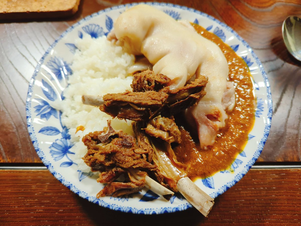 最近の料理の中で、もっとも暴力的なカレー 豚足と鹿肉をそのまんま乗せてみた…! 安かったんや…面倒だったんや……!!