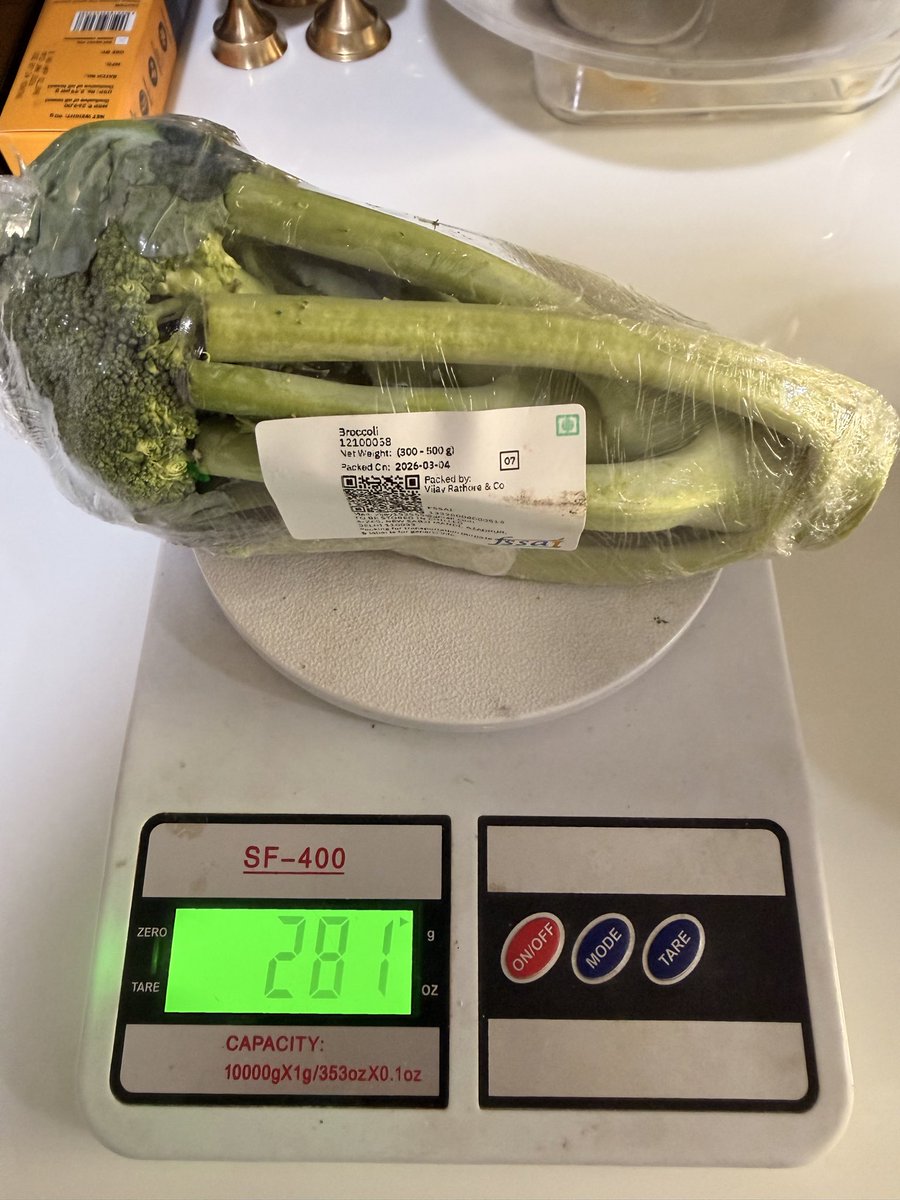 Mahima0112's tweet photo. Hi @zeptocares Could you please help clarify something? When a vegetable is listed as 300–500 g, but the delivery is around 280 g and a large portion of it is broccoli stalk, is that considered standard? Just trying to understand the expectation here. https://t.co/BdjZ5l2j3K