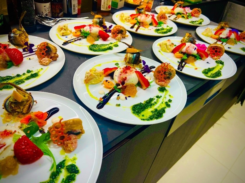 primechefjp's tweet photo. “色と香りのイタリアンセレクション”　Marcyシェフ
https://t.co/EgrrqaCwEh
仙台牛や魚介、香ばしいハーブと旬食材が織りなす、香りと彩りに心弾む至福のイタリアン体験(16,500円/名)
#PRIMECHEF #プライムシェフ #出張シェフ #出張料理 https://t.co/YCbc7o6BIP