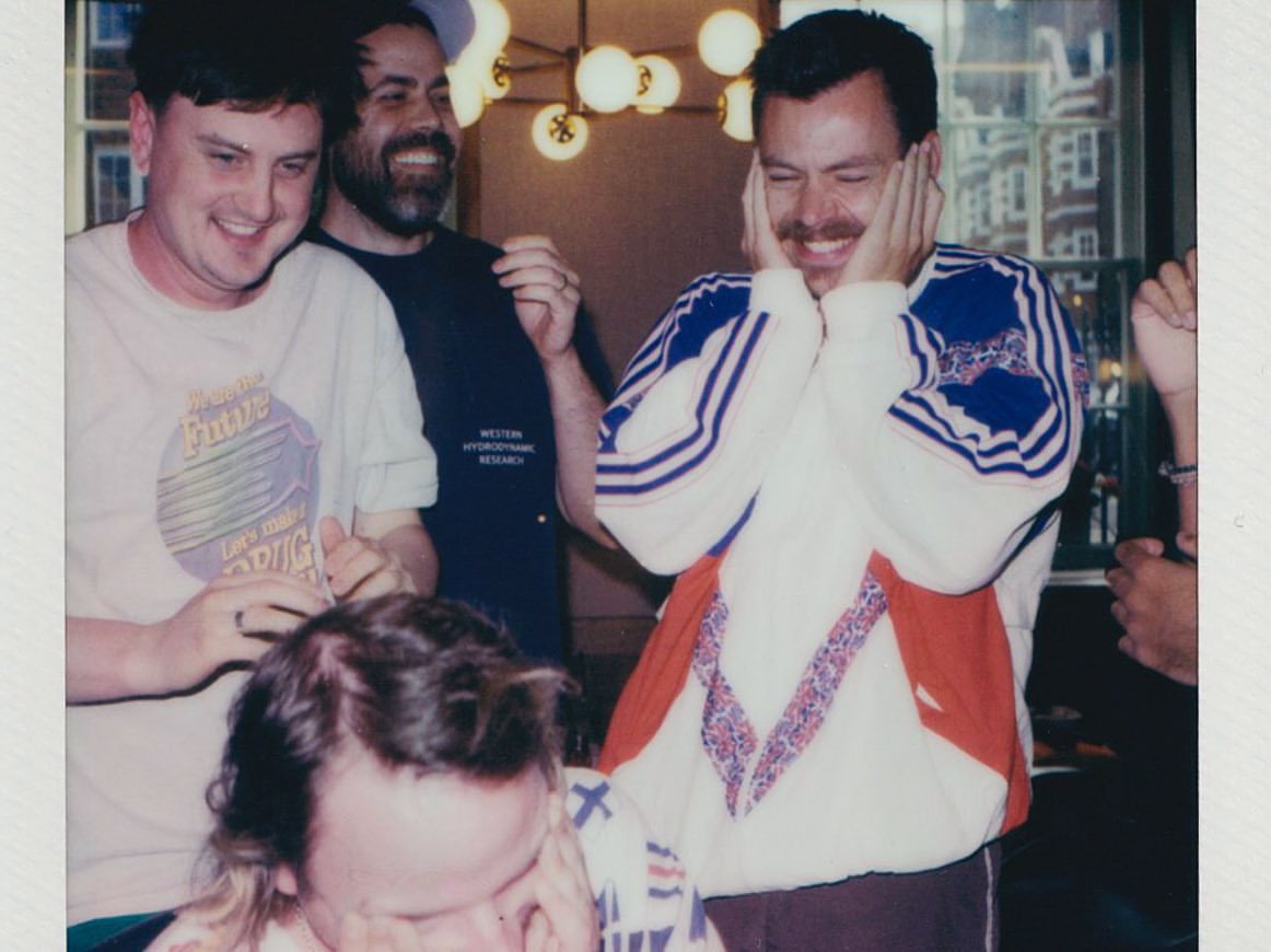 8unnyIsAR1der's tweet image. these pics almost bring me to tears, you can tell harry’s happy and living his best life🥹🥹🥹