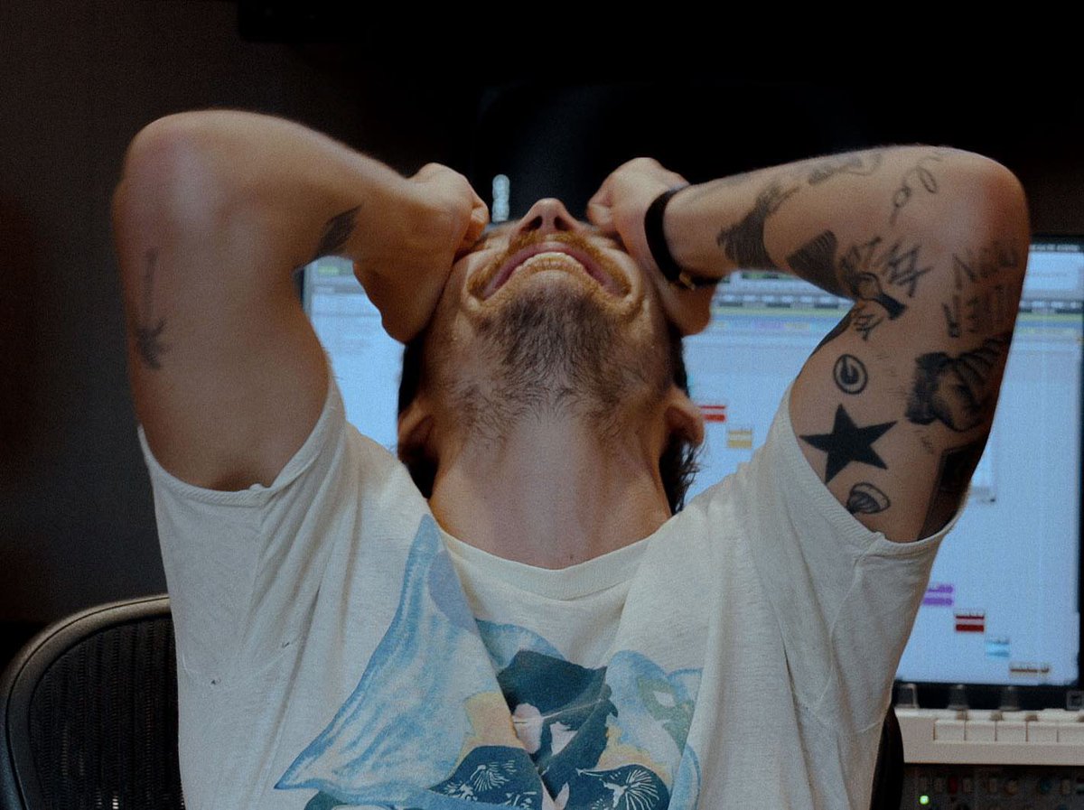 8unnyIsAR1der's tweet image. these pics almost bring me to tears, you can tell harry’s happy and living his best life🥹🥹🥹