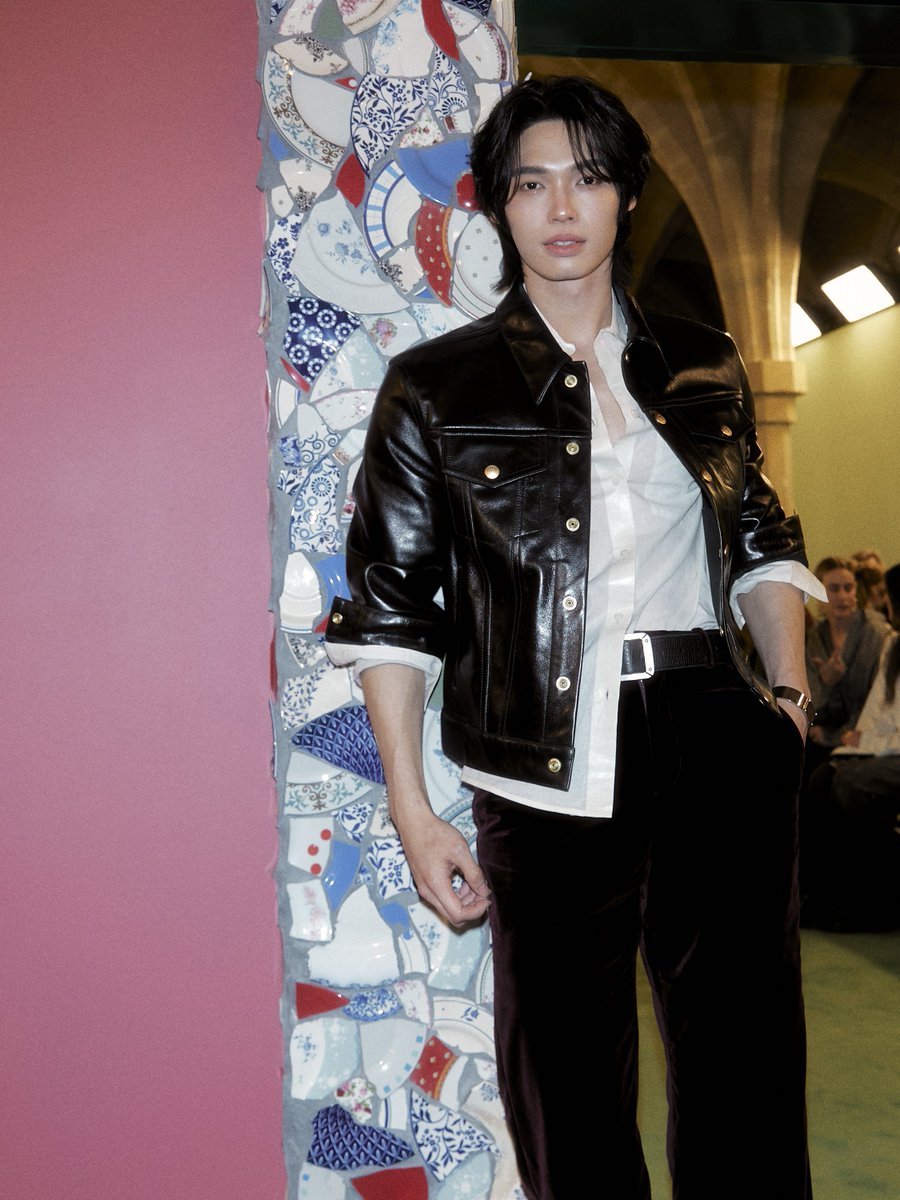Siam_Paragon's tweet photo. รวมภาพบรรยากาศแฟชั่นโชว์ Acne Studios คอลเลกชันสุภาพสตรี ฤดูใบไม้ร่วง/ฤดูหนาว 2026 

ที่จะจัดขึ้น ณ Collège des Bernadins กรุงปารีส ประเทศฝรั่งเศส เมื่อวันที่ 4 มีนาคมที่ผ่านมา โดยมี วิน เมธวิน(@winmetawin) เข้าร่วมในฐานะแขกคนสำคัญจากประเทศไทย

บรรยากาศภายในงานเต็มไปด้วยสีสันและความแปลกใหม่ สะท้อนดีเทลและเทคนิคการออกแบบที่ แอคเน่ สตูดิโอ ถ่ายทอดออกมาอย่างโดดเด่นในหลากหลายลุคบนรันเวย์ครั้งนี้

สำหรับลุคชมแฟชั่นโชว์นี้ วินได้มาในโททัลลุคเสื้อเชิ้ตสีขาวคลุมด้วยแจ็กเก็ตหนังคลาสสิก เสริมด้วยกางเกงโทนสีนํ้าตาลแดงและเข็มขัดหนัง

ปิดท้ายด้วยรองเท้าโลเฟอร์หนัง ทั้งหมดจากคอลเลกชันสุภาพบุรุษ ฤดูใบไม้ร่วง/ฤดูหนาว 2026

แฟนๆ ชาวไทยอัปเดตคอลเลกชันใหม่ได้ที่ Acne Studios ชั้น 1, โซน South, สยามพารากอน

WIN IN ACNE STUDIOS FW26

#AcneStudios #AcneStudiosFW26
#AcneStudiosxWinMetawin #WinMetawin #SiamParagon