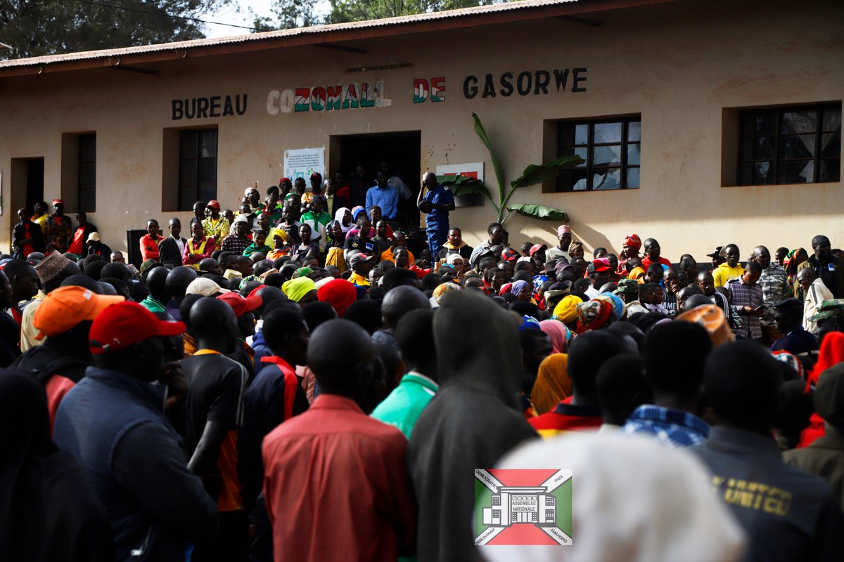 nshingamateka's tweet image. 1/2 #Burundi Dans la continuité des descentes organisées au sein des différentes zones de la commune #Muyinga dans le cadre des vacances parlementaires de mars 2026, les parlementaires élus à @BuhumuzaProvinc conduits par le Deuxième Vice-président de l'@nshingamateka l'Honorable