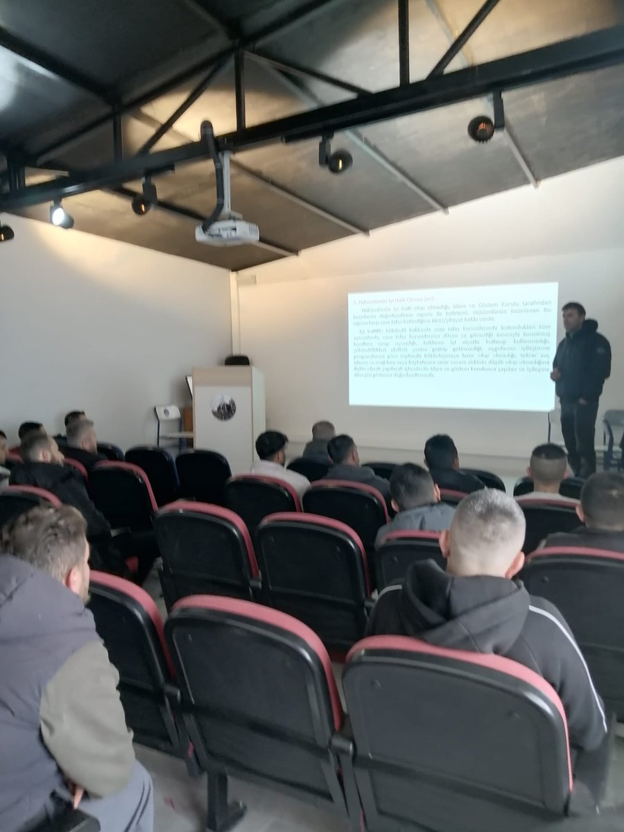 SakaryaDsm's tweet photo. Ceza İnfaz Kurumları ile Denetimli Serbestlik Müdürlükleri Arasında İşbirliği Çalışmaları kapsamında, Geyve Açık Ceza İnfaz Kurumunda   hükümlülere kurumumuz öğretmeni Demir SEVİM tarafından  denetimli serbestlik süreci hakkında  bilgilendirme semineri gerçekleştirildi. https://t.co/BAbtBQ1S2t