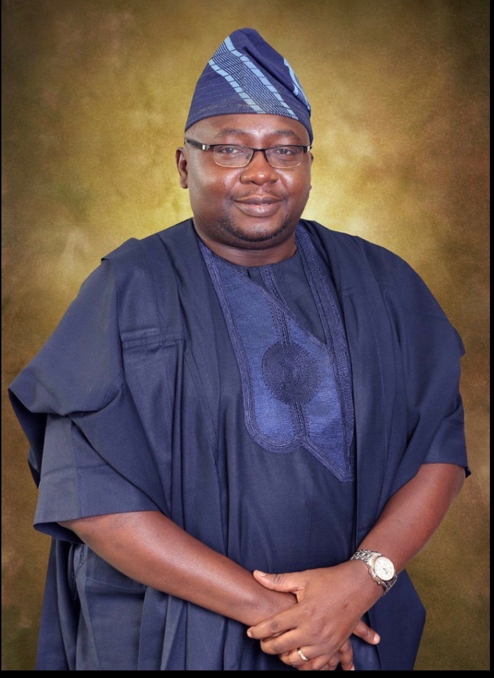 RIAOFIBADAN's tweet photo. Open letter to 
@BayoAdelabu
 THE MINISTER OF POWER.

It’s no longer news that the ministry under your watch seems to be struggling to get things right, Infact clueless at the moment.

One of the major attribute of a leader is DETAILED COMMUNICATION TO HIS PEOPLE, you have failed woefully in this aspect as you chose not to address this matter diplomatically.

We do not expect you to revive the power ministry within 4years, Nigerians are only asking for better services than you met it, but instead you took it upon yourself to drive us backwards and arrogantly didn’t see anything wrong in that.

You increased the tariff for the first time in the history of this country by 70% yet nothing tangible came out of your FINANCIAL IGR SKILL.

Now back to the RUMOUR some clueless people are spreading about you wanting to contest in Oyo State as Governor in 2027, I’d like you to debunk it as well, it has been a major stain to your personality, people are worried how you will ever nurse such ambition, please just let the public know it’s a prank.

Oyo State where you and I both belong too has never for once in 3years plus that you have been appointed as the minister for power enjoyed the benefits of your appointment.

The almighty UCH IBADAN, is currently on strike as death register increased because of lack of power supply, it’s all thanks to you.

Many industrialists will ever regret investing in this country at this time because you have made them terribly used disel than expected .

My final words to you, if you cannot solve this power situation kindly bow out of this office with integrity and stop this PECULIAR MESS.

Nigerians are in terrible pain because of your cluelessness, kindly resign.

Yours sincerely
A NIGERIAN OF PARTICULAR CONCERN 📌