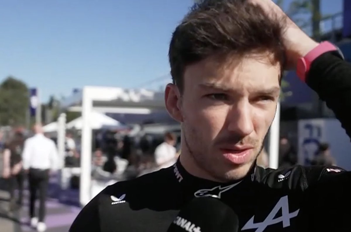 TearOffFR's tweet photo. Pierre Gasly : « Ça été une journée compliquée on a eu beaucoup de problèmes. » 

Franck Montagny : « Si y’a des problèmes, c’est qu’il y aura des solutions donc ça va améliorer. »

P. G : « Ah j’aime bien ta positivité Franck on aurait besoin de toi ce soir. » 😭

#F1 #AusGP https://t.co/1HI8Yi2bJf