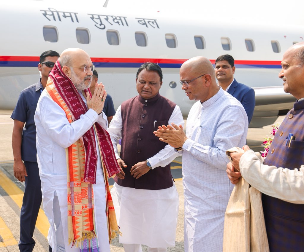 dpradhanbjp's tweet photo. ଭୁବନେଶ୍ୱର ବିମାନବନ୍ଦରରେ ମାନନୀୟ କେନ୍ଦ୍ର ଗୃହ ଓ ସମବାୟ ମନ୍ତ୍ରୀ ଶ୍ରୀ @AmitShah ଙ୍କୁ ସ୍ୱାଗତ ଜଣାଇଲି ।

ମହାପ୍ରଭୁ ଶ୍ରୀଜଗନ୍ନାଥଙ୍କ ପବିତ୍ର ଭୂମି ଓଡ଼ିଶାକୁ ତାଙ୍କର ହାର୍ଦ୍ଦିକ ସ୍ୱାଗତ । ଓଡ଼ିଶାର ବିକାଶ ଯାତ୍ରାକୁ ଆହୁରି ତ୍ୱରାନ୍ୱିତ କରିବା ପାଇଁ ମାନନୀୟ ଶ୍ରୀ ଅମିତ ଶାହ ଆଜି ପ୍ରାୟ ୩୩୦୦ କୋଟି ଟଙ୍କାର ବିଭିନ୍ନ ପ୍ରକଳ୍ପର ଶୁଭାରମ୍ଭ କରିବେ ।

आज भुवनेश्वर एयरपोर्ट पर माननीय गृह एवं सहकारिता मंत्री श्री @AmitShah जी का अभिनंदन किया। 

महाप्रभु जगन्नाथ की पावन भूमि, ओडिशा, में उनका हार्दिक स्वागत है। ओडिशा की विकास यात्रा को आगे बढ़ाते हुए माननीय श्री अमित शाह जी आज लगभग 3300 करोड़ रुपए की परियोजनाओं का शुभारंभ करेंगे।#AmitShahInOdisha