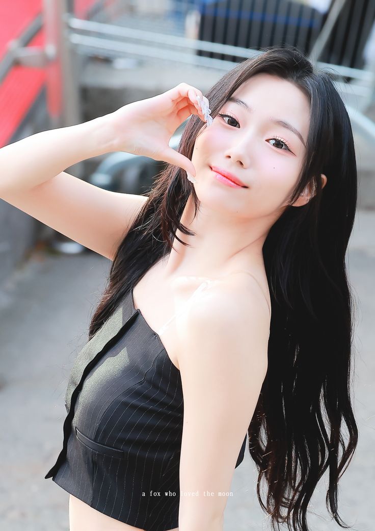 TingTeasS's tweet photo. I honestly don’t know how to process this. I just hope she’s okay and surrounded by people who care about her. Thank you for everything you gave to Kep1er, Youngeun. I’ll always be cheering for you. 💛 https://t.co/pU6HqFzMQo