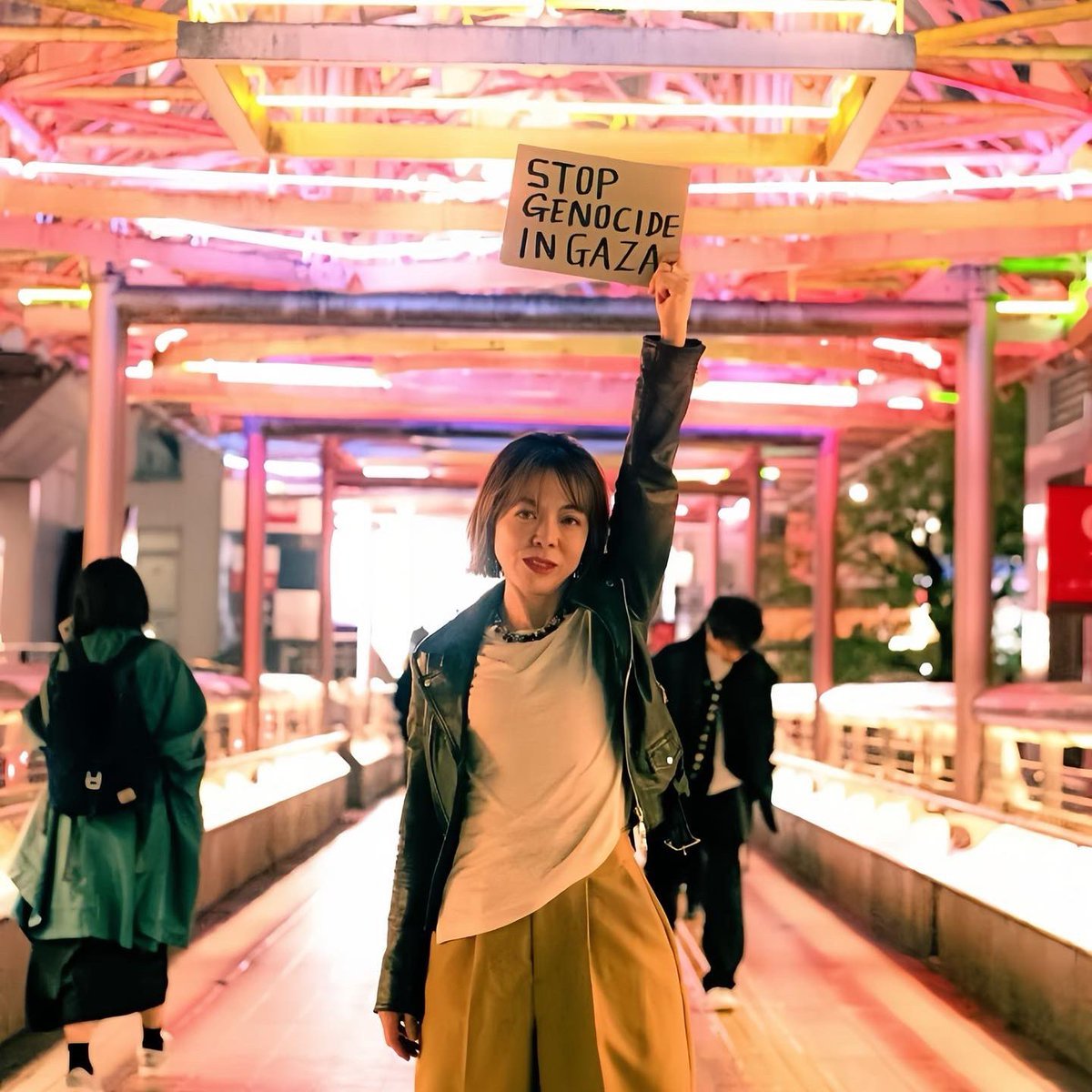 日本のレゲエ・シンガーLikkle Mai （リクルマイ）が2024年に発表した「GAZA」。レゲエは本来レベル・ミュージックだということを思い起こさせる反戦歌。「Peace For Palestine」という箇所はぜひご一緒に。手描きプラカードを掲げるこのアーティスト写真もかっこいい。
youtube.com/watch?v=tY6DpJ…
