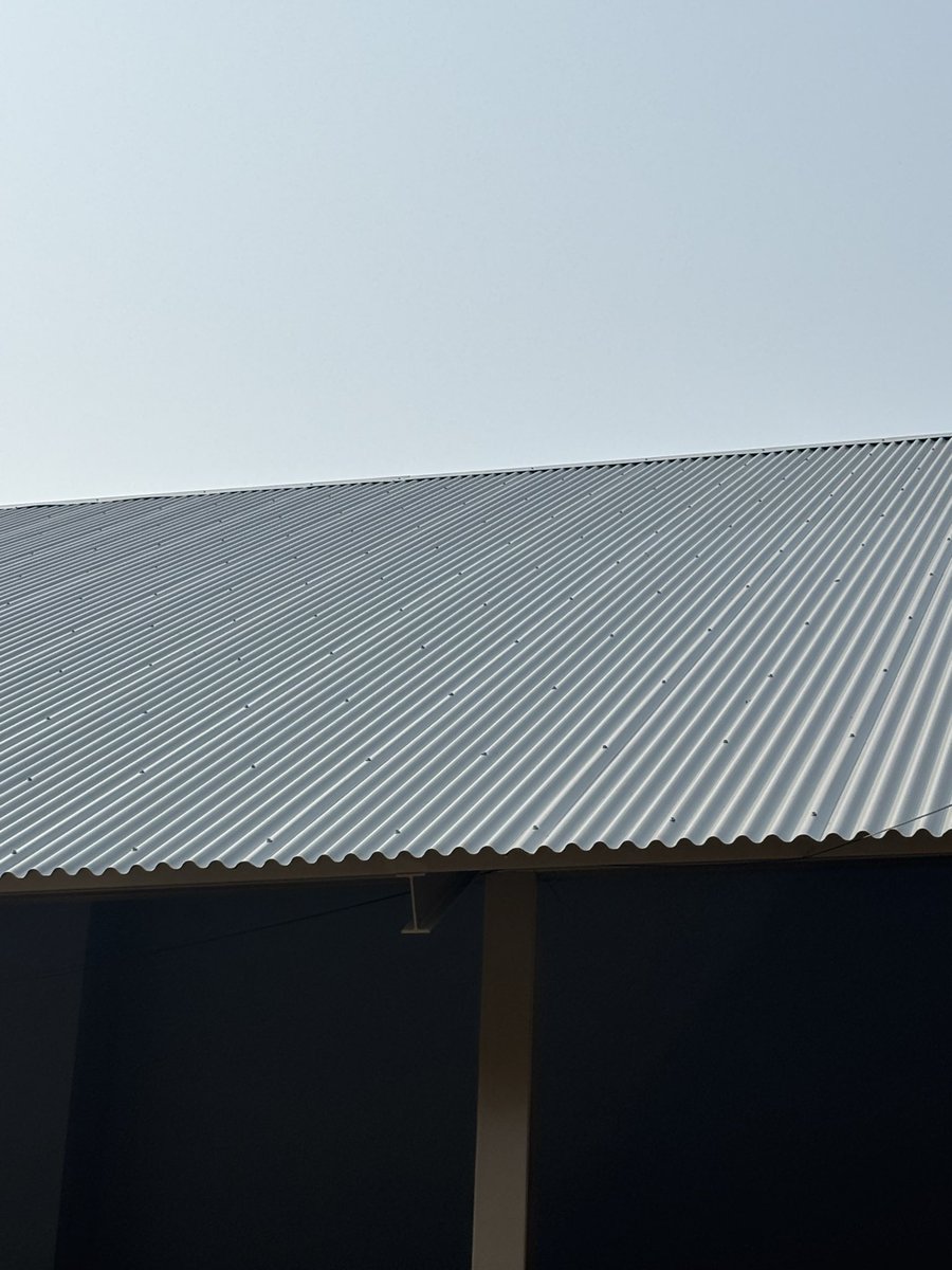 ความกล้าหาญของดีไซเนอร์ในเชียงใหม่เนี่ย มันส่งผลให้ pool ของ materials มันเยอะเหมือนกันนะ ความตลกคือต้องการเมทัลชีทลอนคลื่น หาในโรงงาน กทม หลายโรงก็พับไม่ได้ แต่ไปได้ที่เชียงใหม่(เห็นที่เชียงราย) เออ ต้องยกให้ความกล้าหาญของนักออกแบบในเชียงใหม่จริงๆ