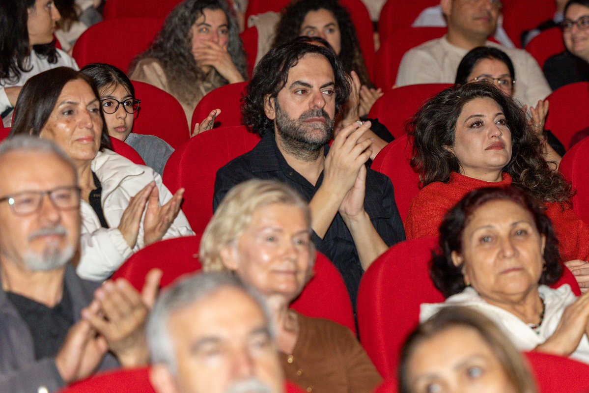 Gecenin geç saatlerinde kitap imzalatmak için sıraya girdiler ! 

Sunay Akın <a href="/SunayAkin/">Sunay Akın</a>, Mersin Yenişehir Belediyesi'nin ve yakın dostu başkan Abdullah Özyiğit'in <a href="/EczAOzyigit/">Abdullah Özyiğit</a>  konuğu olarak tek kişilik gösterisi ve imza etkinliği için Yenişehir'deydi. <a href="/yenisehir_bel/">Mersin Yenişehir Belediyesi</a> 
#sunayakin