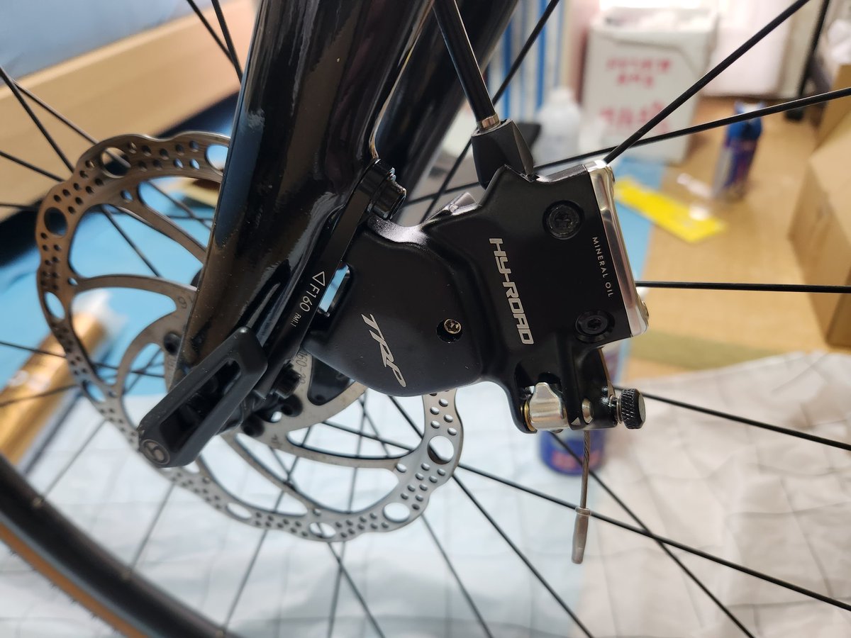 ProjectBicky's tweet photo. バーテープ剥がす
➡️インナーワイヤー交換と油圧キャリパーに交換
➡️クリアランス調整とセンタリングしてキャリパー固定
➡️バーテープ巻き直して完成です😇
今回取り外した #TEKTRO 対向ピストンなので悪くないんだけど効かないのは恐いのでグレードアップしました✨️
テストは後日🤣
#TRP https://t.co/TIum6E0GWp