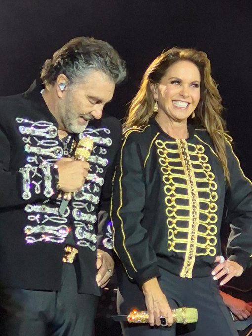 solegalarzmusic's tweet photo. Súper preciosa como siempre. Y que bien mantiene todo su vestuario. Me encanta su estilo para escenario. #LaCondesa https://t.co/e8DokBf1QB