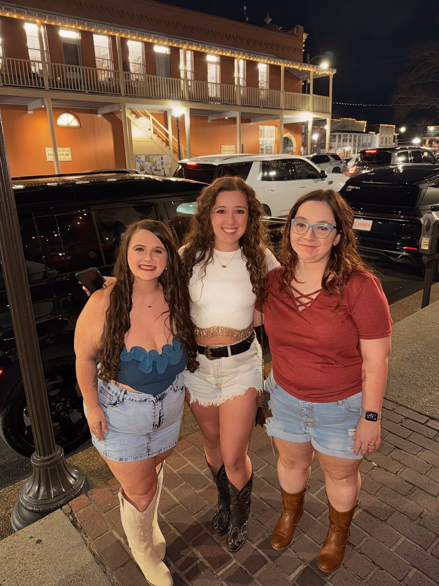 baeee_baeee_'s tweet photo. Please don’t say OXFORD … but this Starkville Gal still came regardless 😅 we love ya Logan 🤍 https://t.co/aQyYNgRRxb