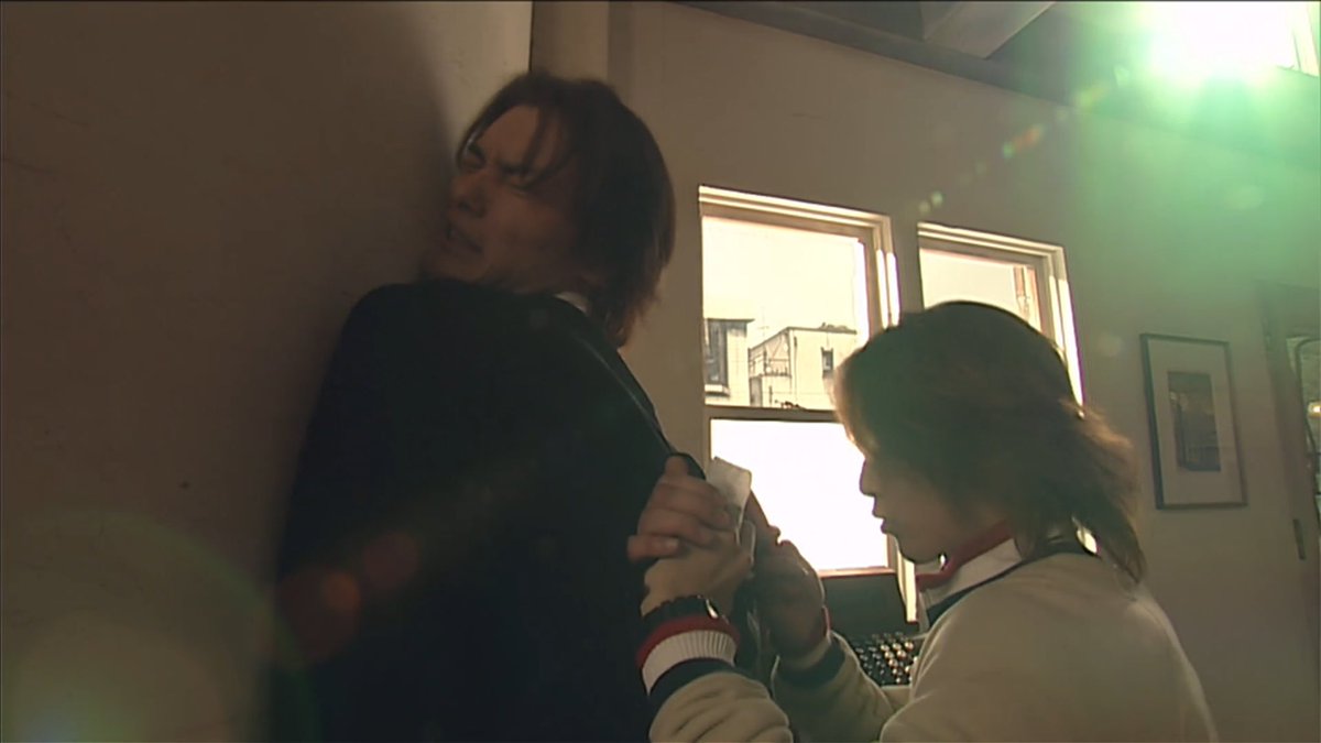 아니 3호 등장하자마자 주인공한테 뒤따이고있잖아 이거 뭐야 가띤라이더류으키 이거 그냥 키작공조기교육드라마잖아