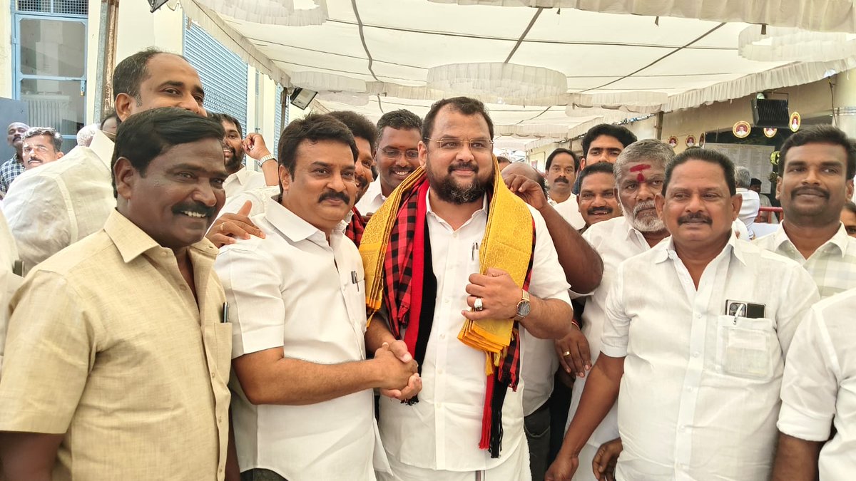 SeenuSumo's tweet photo. இன்று அண்ணா அறிவாலயத்தில்
@DMKNRIWing செயலாளர்,
M.M.அப்துல்லா அவர்கள்
புதுக்கோட்டை சட்டமன்ற தொகுதியில் போட்டியிட விருப்பமனு வழங்கிய போது,உடன்,துணை செயலாளர்கள்
கன்னிகை ஜி.ஸ்டாலின் அவர்கள்
 பரிதி.இளம்சுருதி அவர்கள் அயலக அணி மாநில,மாவட்ட நிர்வாகிகள்,கழக உடன்பிறப்புகள் பங்கேற்றனர்.. https://t.co/Wg5qBe5MdT
