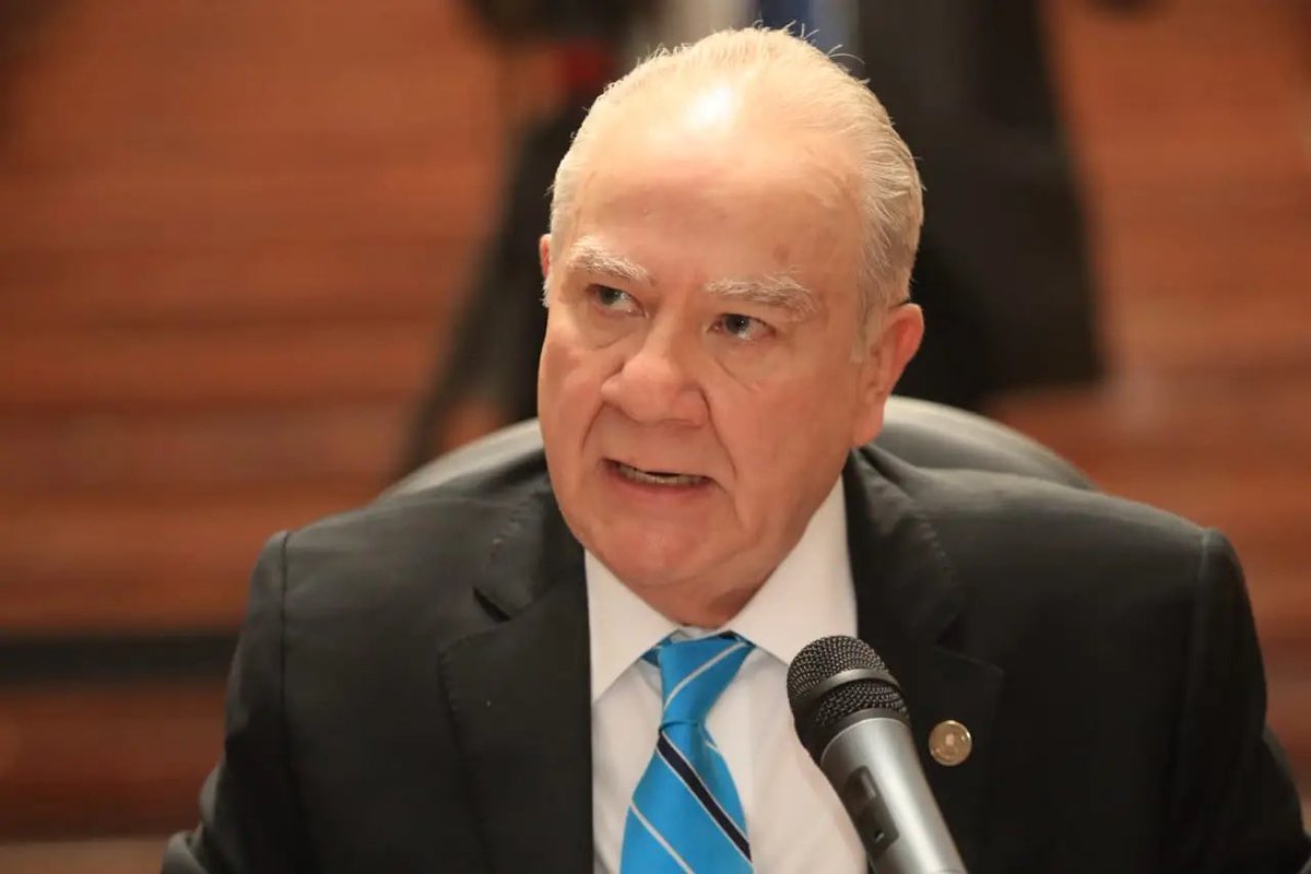 frankguerragt's tweet photo. Felicitaciones al magistrado Roberto Molina Barreto! Uno de los mejores abogados que tiene la nación. 🇬🇹 https://t.co/Te0gSQ1XkH