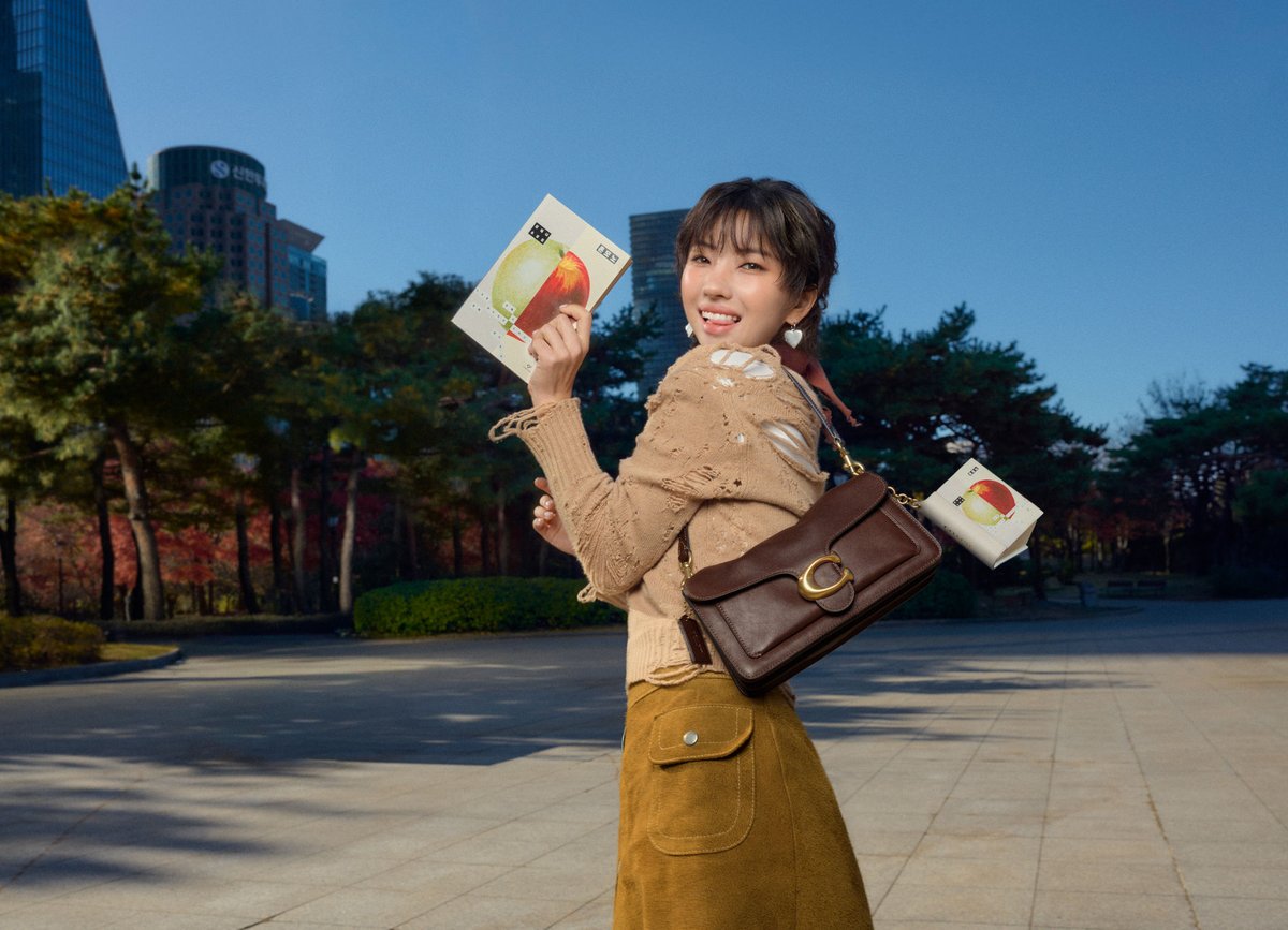 changbi_books's tweet photo. 𝑬𝒙𝒑𝒍𝒐𝒓𝒆 𝒀𝒐𝒖𝒓 𝑺𝒕𝒐𝒓𝒚
일상에서 벗어나 떠나는 새로운 여정,
우리에게 새로운 가능성을 선사할 이야기
성해나 작가의 『혼모노』를 코치 북 참 키링으로 만나보세요 🍎