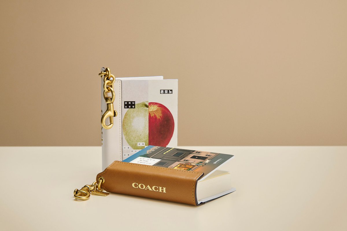changbi_books's tweet photo. 𝑬𝒙𝒑𝒍𝒐𝒓𝒆 𝒀𝒐𝒖𝒓 𝑺𝒕𝒐𝒓𝒚
일상에서 벗어나 떠나는 새로운 여정,
우리에게 새로운 가능성을 선사할 이야기
성해나 작가의 『혼모노』를 코치 북 참 키링으로 만나보세요 🍎