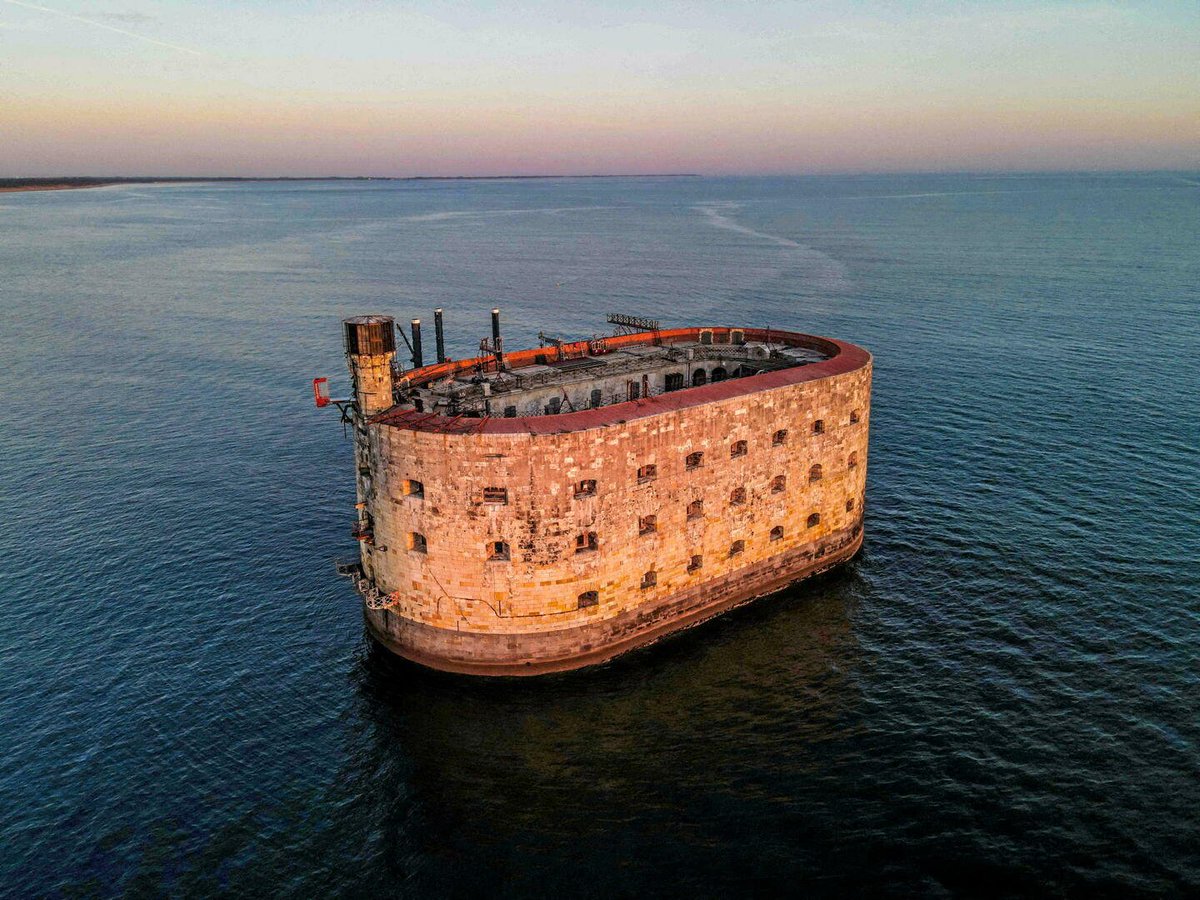 Quand Louis XIV demande à Vauban de construire un fort en pleine mer, Vauban lui répond :

"Sire, il serait plus facile de saisir la Lune avec les dents."

Napoléon relance le chantier en 1803. Il faudra 60 ans pour le terminer.

Et quand il est enfin achevé, les canons portent