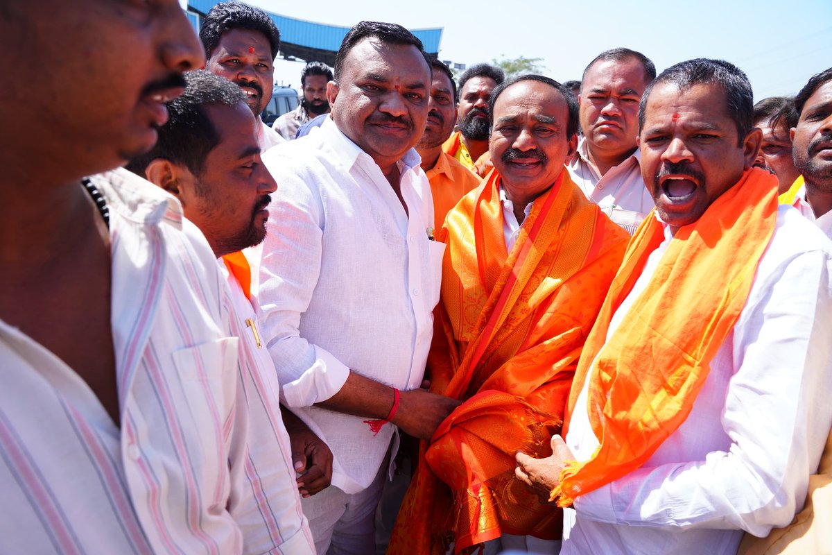 Eatala_Rajender's tweet photo. నిజామాబాద్ (ఇందూర్) జిల్లా పర్యటనలో భాగంగా.. ఇందల్వాయి టోల్ ప్లాజా వద్ద ఘనంగా స్వాగతం పలికిన పార్టీ నాయకులు, కార్యకర్తలు, అభిమానులు మరియు ముదిరాజ్ సంఘం నేతలు హృదయపూర్వక ధన్యవాదాలు.
#BJP4Telangana #BJP4India #Indur https://t.co/4L1iyDTnKR