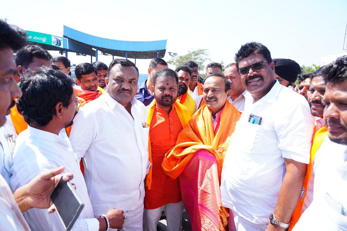 Eatala_Rajender's tweet photo. నిజామాబాద్ (ఇందూర్) జిల్లా పర్యటనలో భాగంగా.. ఇందల్వాయి టోల్ ప్లాజా వద్ద ఘనంగా స్వాగతం పలికిన పార్టీ నాయకులు, కార్యకర్తలు, అభిమానులు మరియు ముదిరాజ్ సంఘం నేతలు హృదయపూర్వక ధన్యవాదాలు.
#BJP4Telangana #BJP4India #Indur https://t.co/4L1iyDTnKR