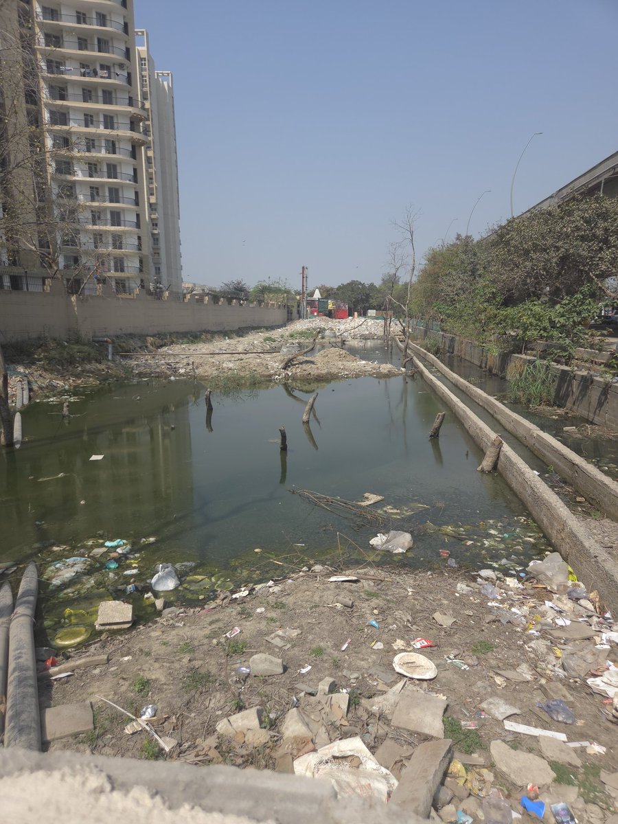 kmtyagi's tweet photo. @noida_authority @CeoNoida @UPGovt @myogioffice @myogiadityanath This has been 2 years completed and the situation is like that only. Now water has been logging continuously. Request @noida_authority @CeoNoida please look into this and do the needful. Heartbeat City Sector 107 main Dadri road. https://t.co/BcC62c1GoD