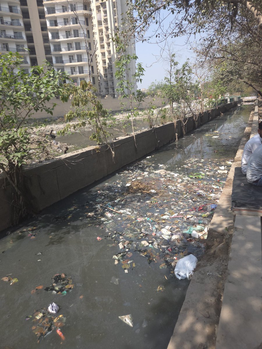 kmtyagi's tweet photo. @noida_authority @CeoNoida @UPGovt @myogioffice @myogiadityanath This has been 2 years completed and the situation is like that only. Now water has been logging continuously. Request @noida_authority @CeoNoida please look into this and do the needful. Heartbeat City Sector 107 main Dadri road. https://t.co/BcC62c1GoD