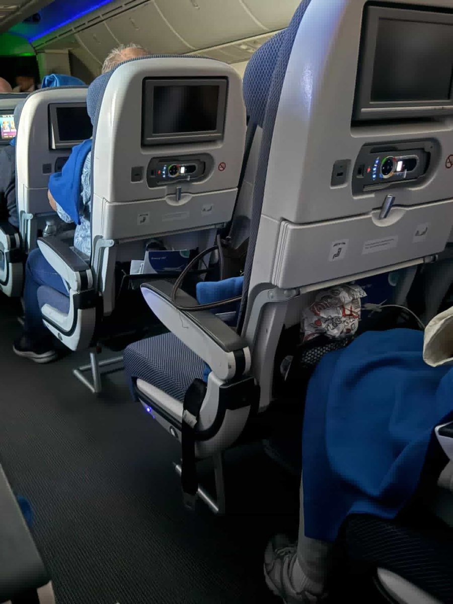 JiminyHepkat's tweet photo. Hey @DailyMailUK can we do something about
@British_Airways purporting to be flying full planes out of Muskat to London, whilst in reality flights like BA080 are half empty, and they're leaving passengers stranded in a warzone and lying about capacity? https://t.co/4YhTK9vzTd
