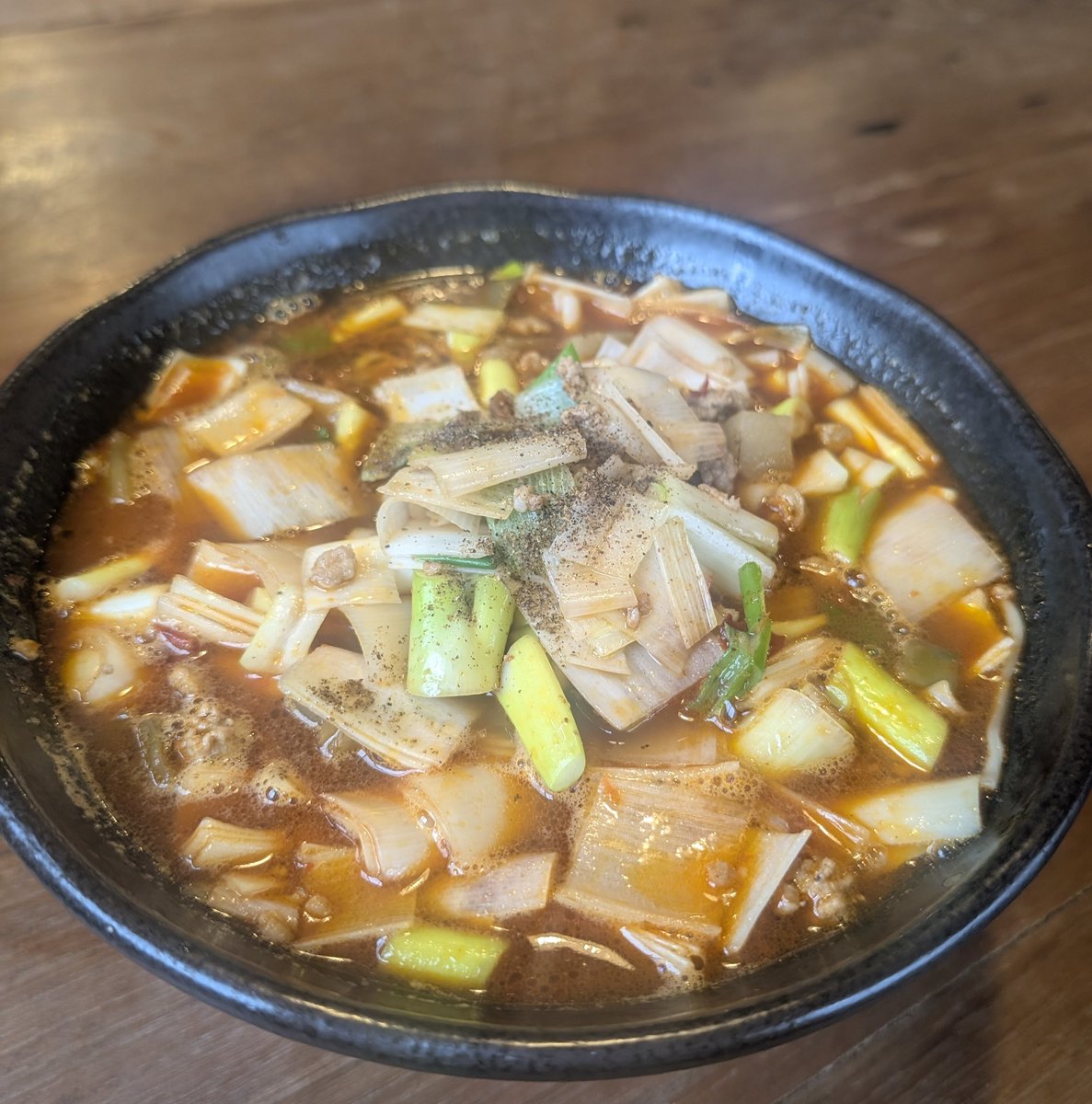 HananokiHonten's tweet photo. 「笠間担々麺」
かつて（90年代）笠間にあった、
「Ｑ番」（道の駅笠間近く）という店で出していたメニューの１つ。ザーサイと粗切りのネギ、豚ひき肉がたっぷり乗った結構辛い麺料理。
＃ラーメン ＃宇都宮 ＃ランチ
＃大谷 ＃���まんちっく村 ＃近く https://t.co/V3l6jw2eP4
