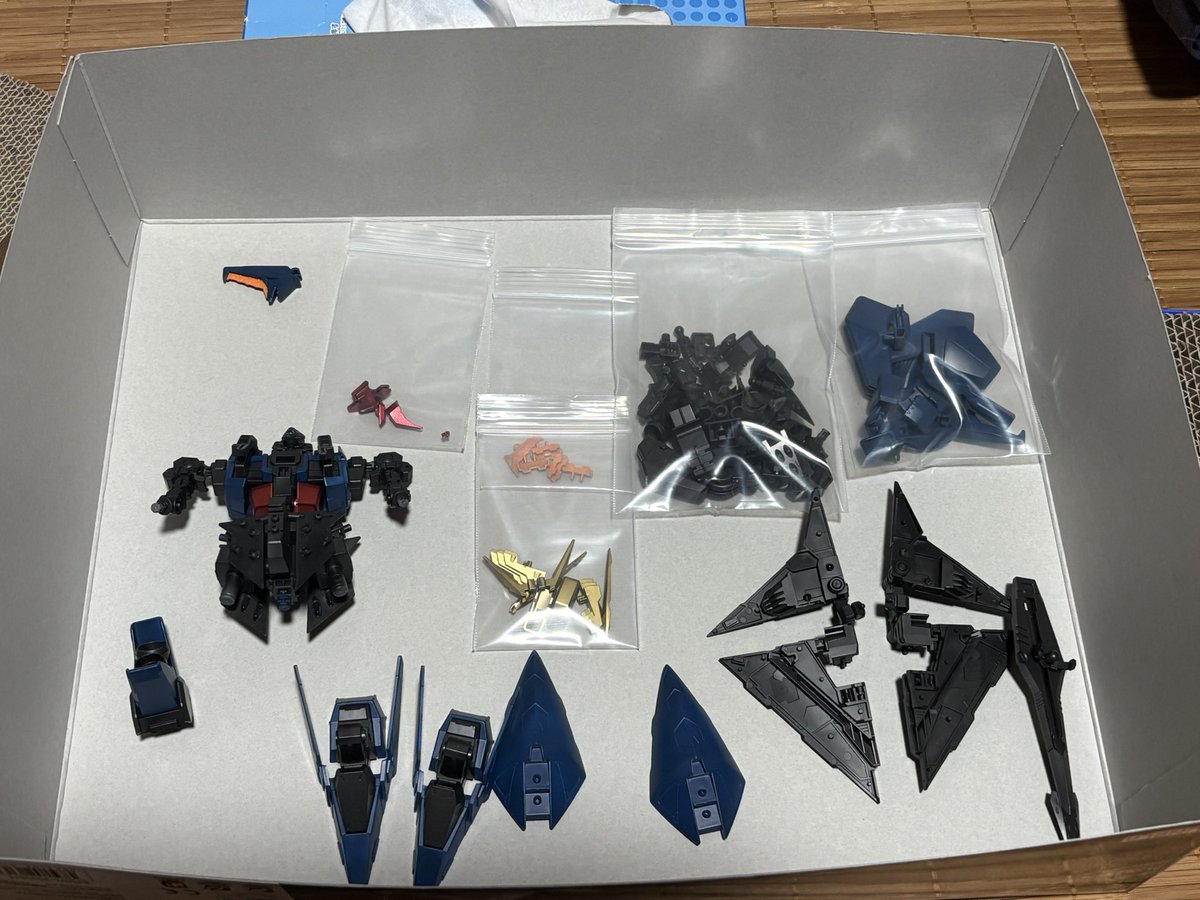 クスィーガンダムの進捗。ここまで塗装できた。あとパーツ面積が人一倍