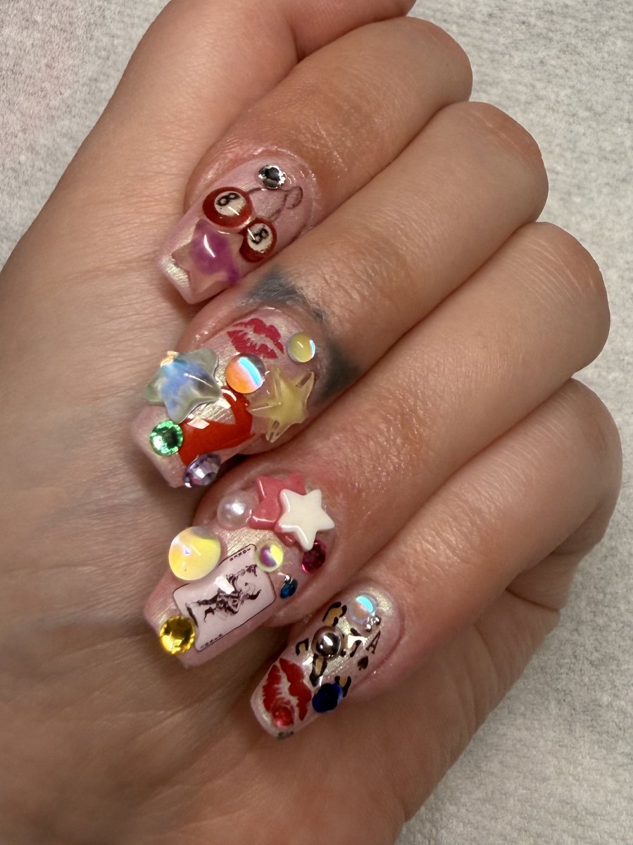 heljhammack's tweet photo. New junk nails for Vegas 🎰💗 https://t.co/L4O1iMRDgp