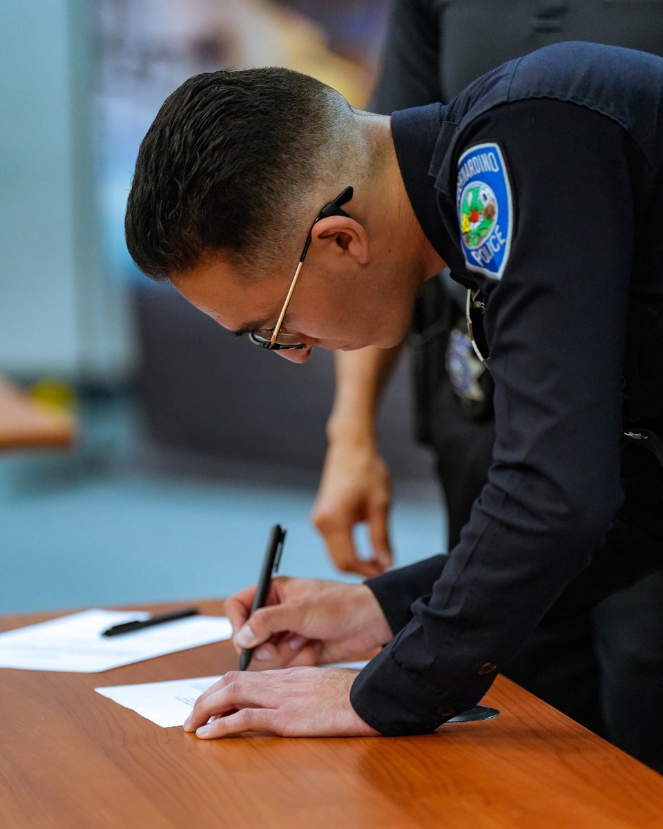SanBernardinoPD's tweet image. CONGRATULATIONS CLASS 242  🎉

@SBPD_CHIEF 

Today we welcomed two new officers to our department! After months of rigorous academy training, these officers have shown incredible perseverance, commitment, and dedication to the profession.

#Class242 #PoliceAcademy #SanBernardino