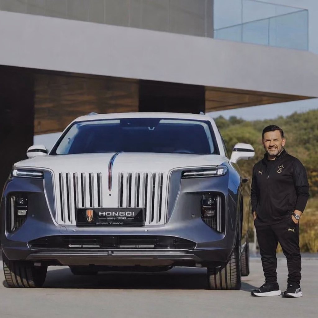 📸 Okan Buruk, Galatasaray'ın resmi sponsoru HONGQI'nin reklamında yer aldı.