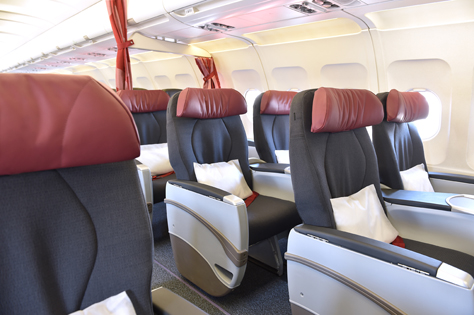Avgeek_Jan's tweet photo. 🔴 @AirCanadaRouge  has put its first Boeing 737 MAX 8 into service, and the upgrade is significant. Seatback IFE, free Wi-Fi and reclining seats are now rolling out across leisure and sun routes in North America and the Caribbean. 45 MAX jets are expected in the Rouge fleet by end of 2026, with A320s and A321s getting retrofitted along the way.  #Aviation #Boeing737MAX #AirCanada